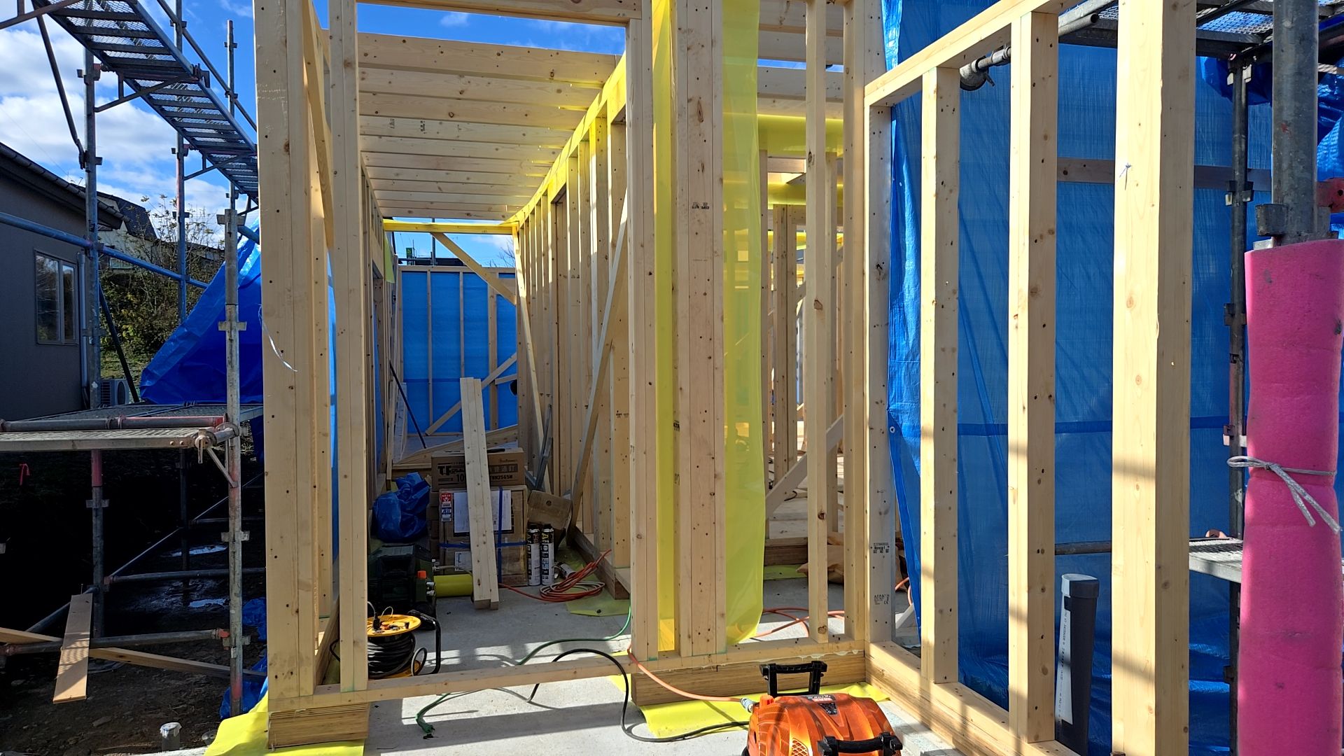 使用する材料が正確に使われているかチェックし、作業を進めております。