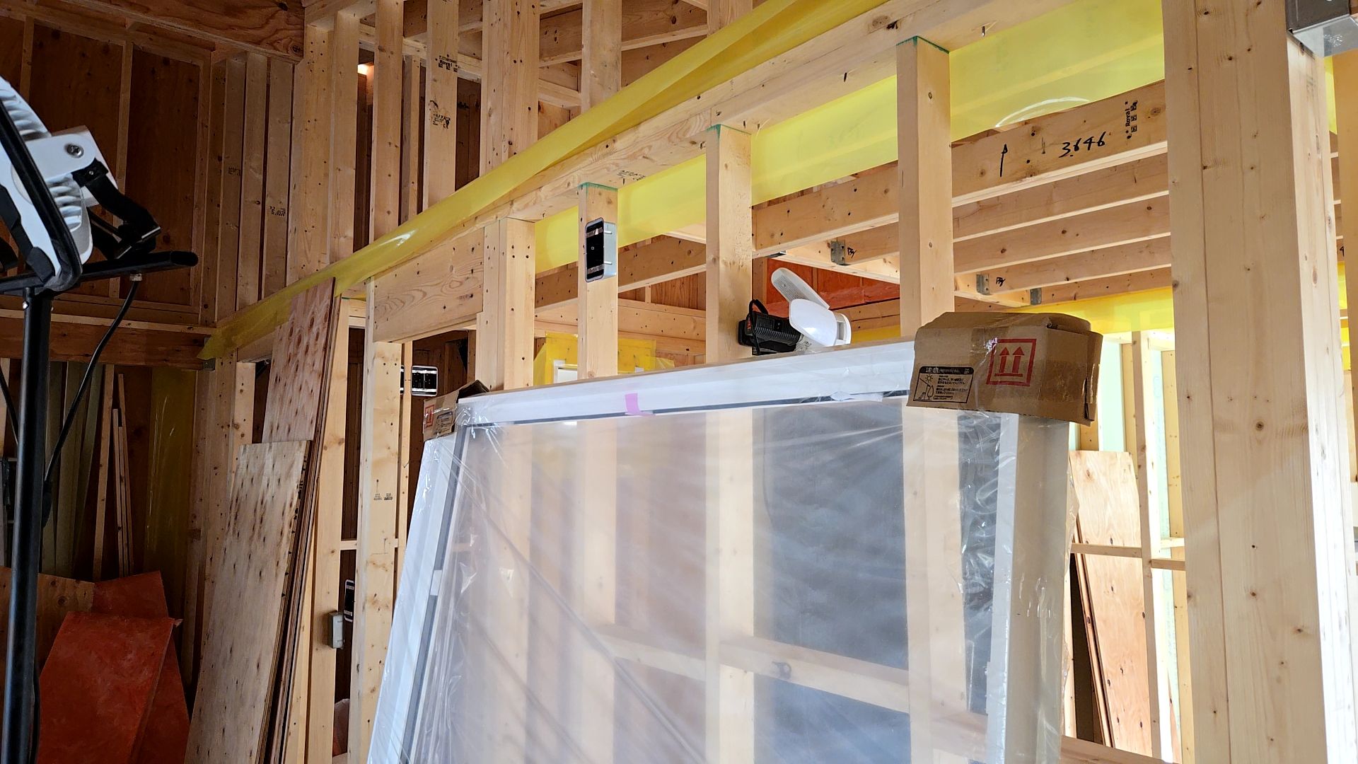 図面を確認しながら、間違いのないようサッシが取り付けられています。