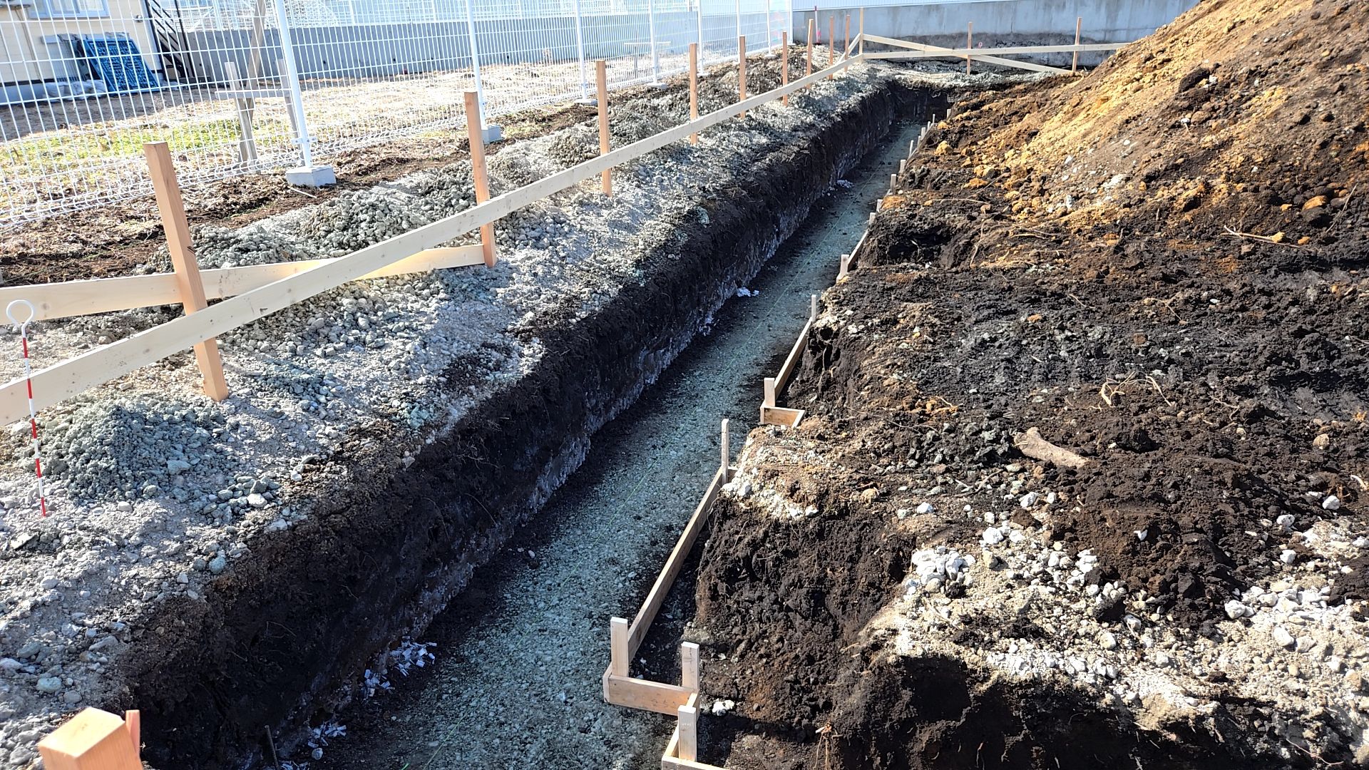 型枠の通り・高さ・水平を確認しながら、施工しております。