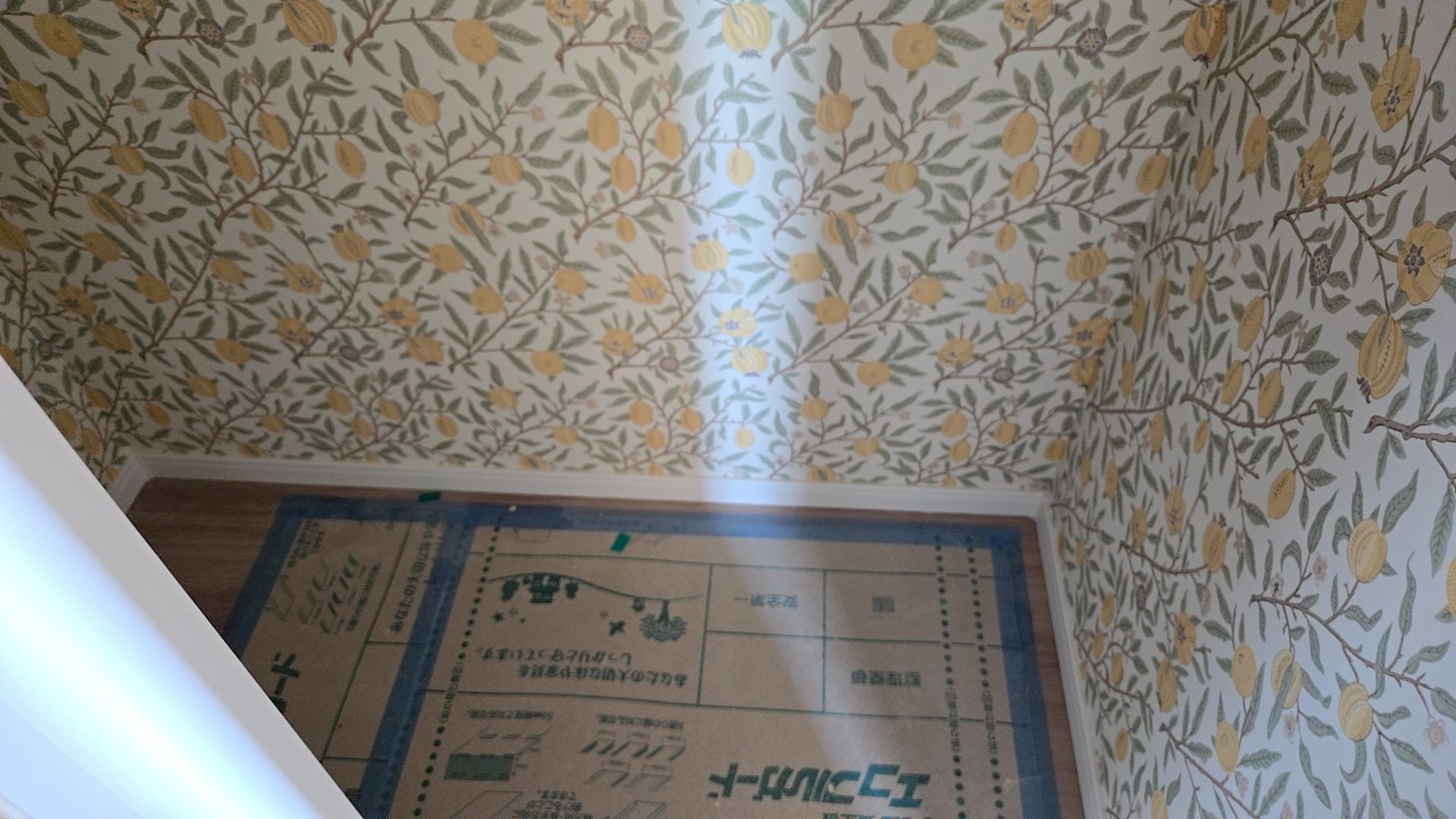 ウィリアムモリスのクロスが貼られました。かわいらしく華やかな空間になりそうですね。