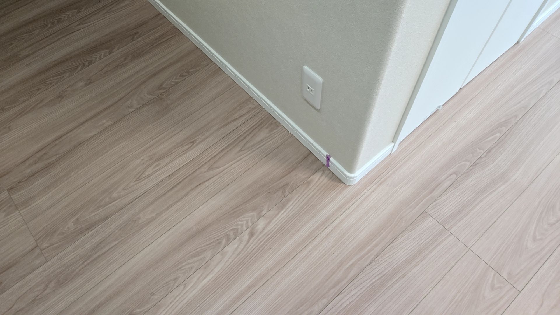 巾木のキズの補修を行っています。細かい部分ですが丁寧に直しています。