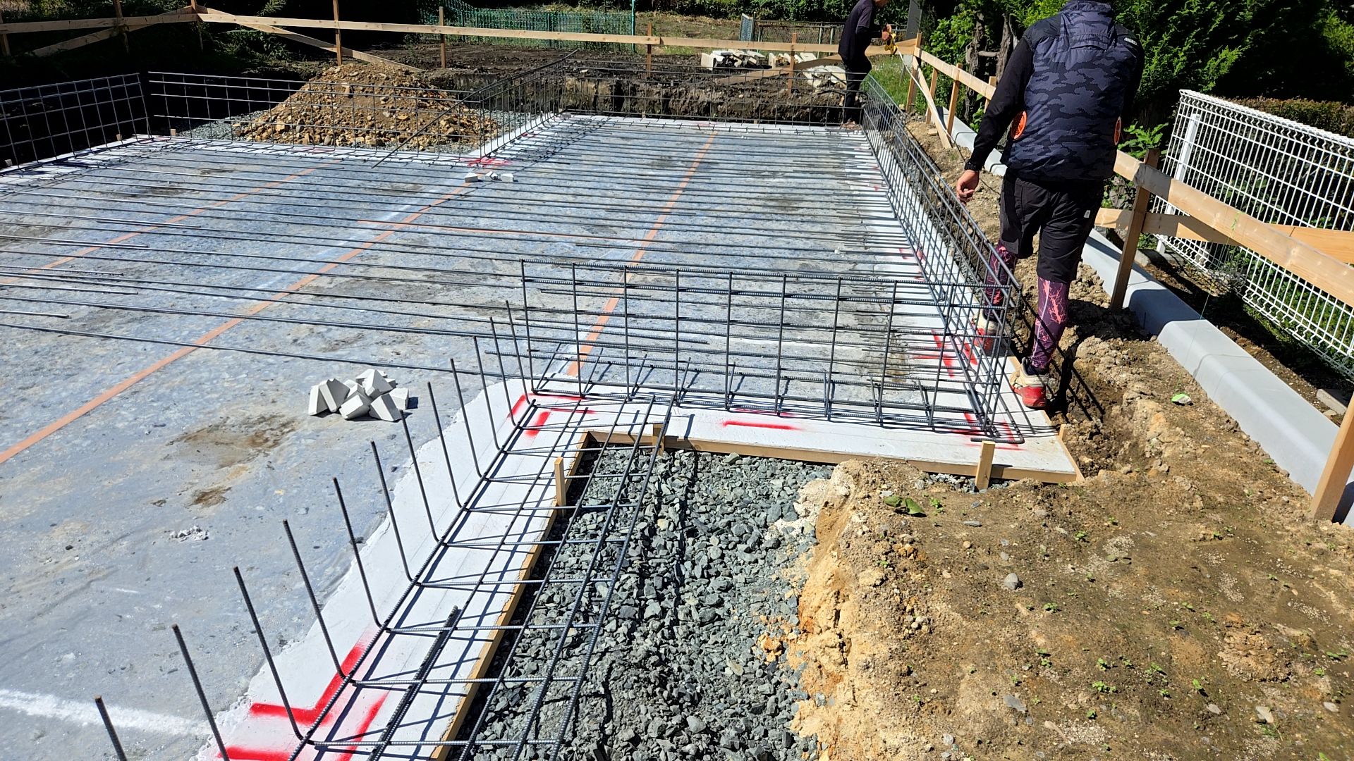 建物の通り芯を再確認している様子です。