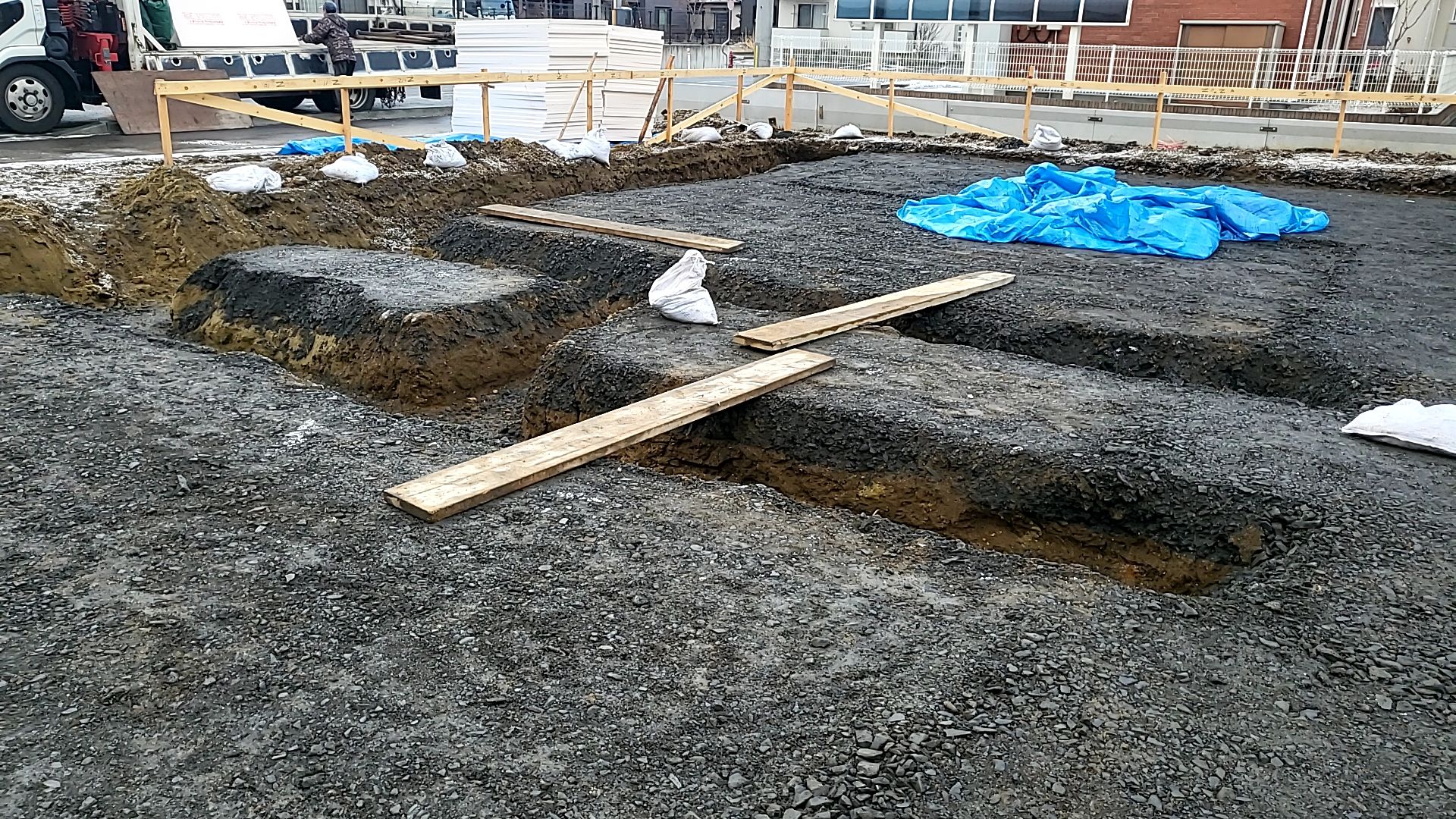 本日は捨てコン打設の施工が行われる予定となっております。