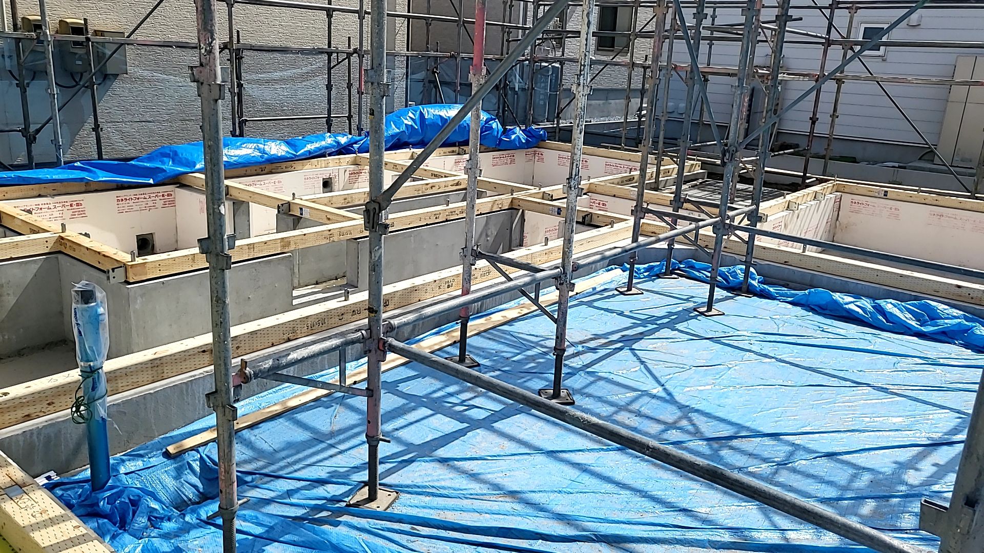 悪天候に備えてきちんと養生しながら作業を進めております。