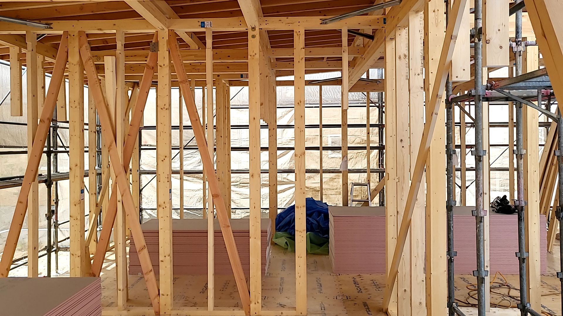 床合板のビス締めが行われております。