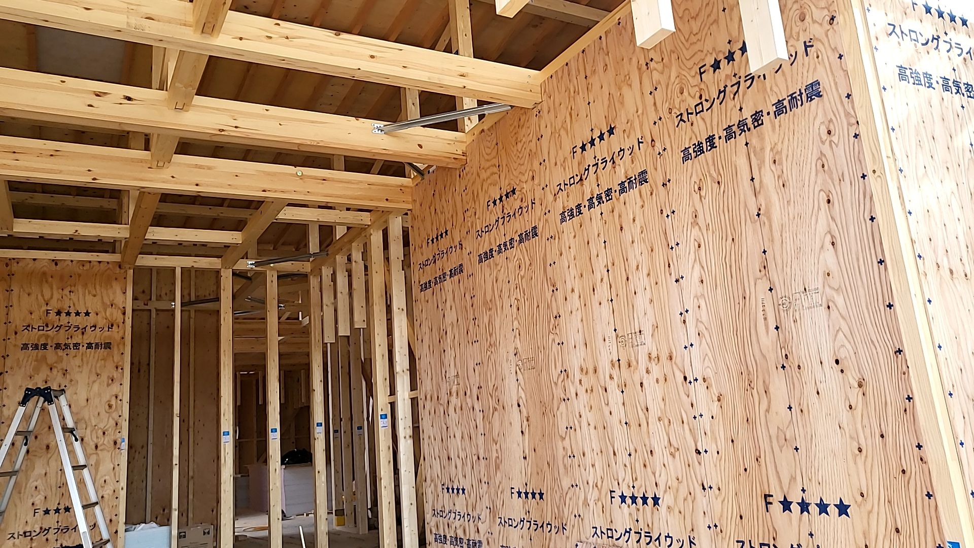 壁の合板張りが行われております。