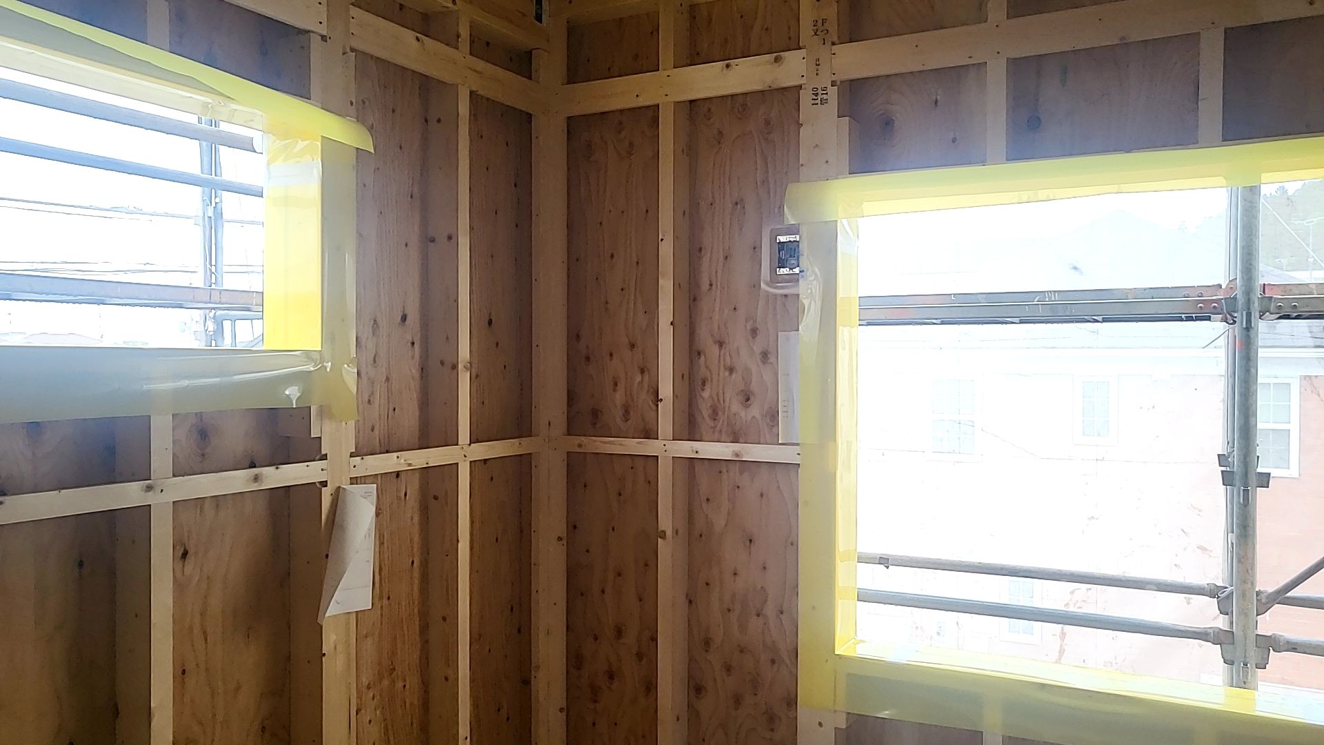 電気業者による配線工事が行われております。