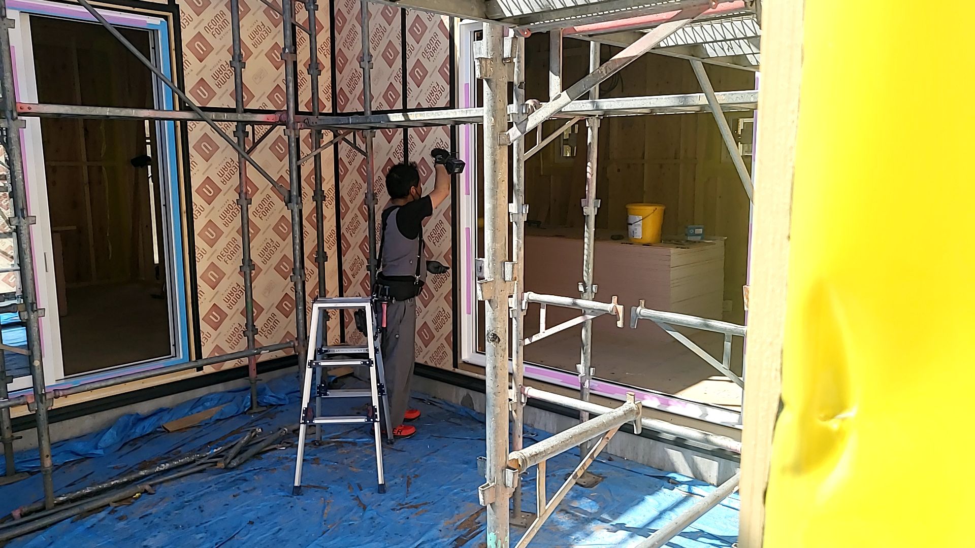 サッシ業者によるガラス入れが行われております。