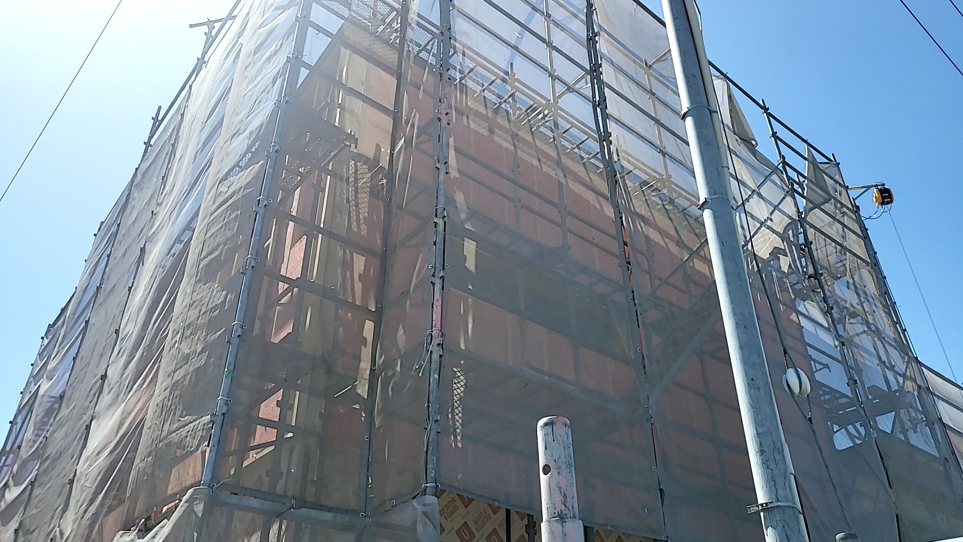 建築による外断熱の充填の様子です。