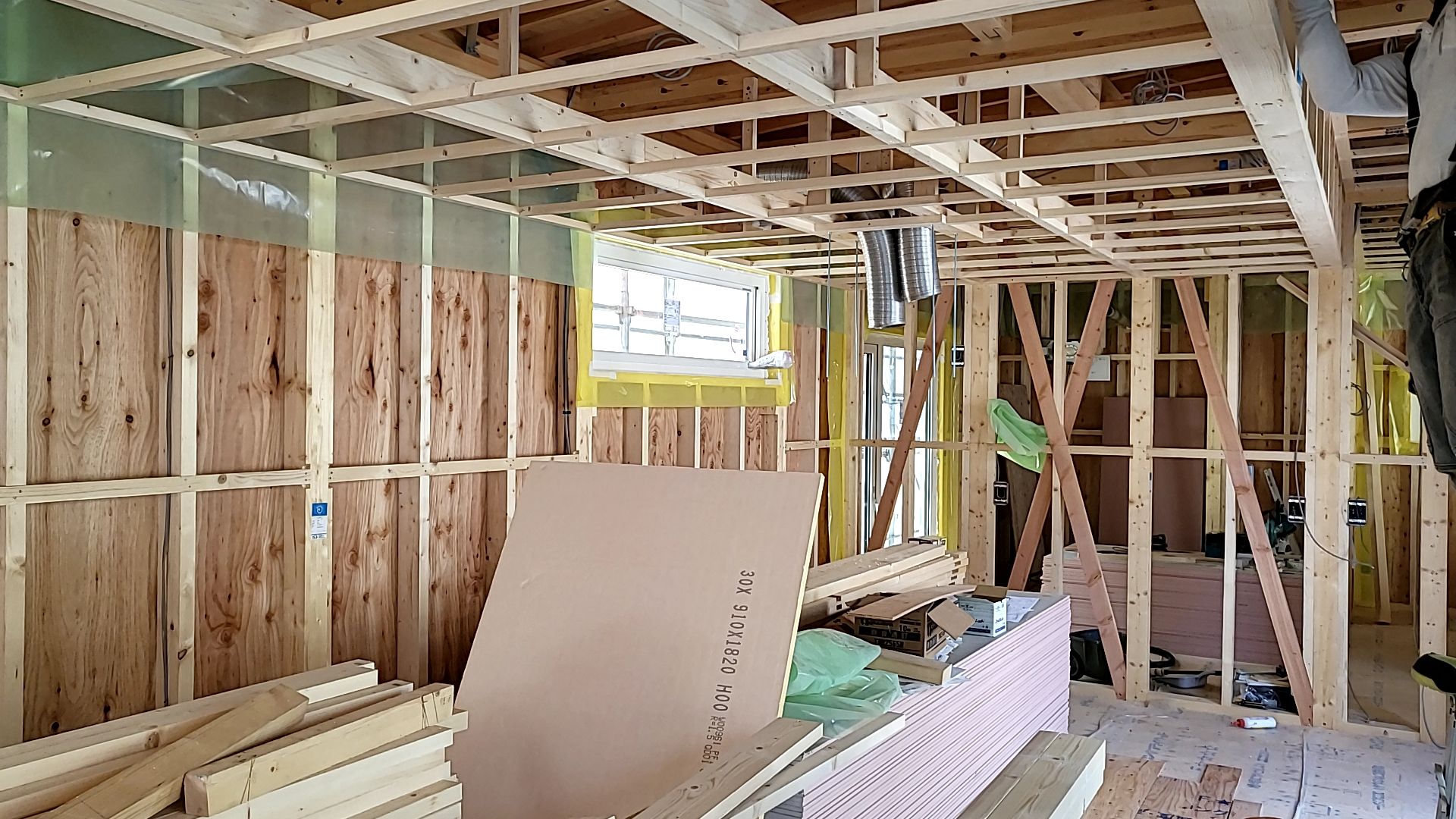 現場内をきれいに片づけながら、怪我のないよう工事を進めております。