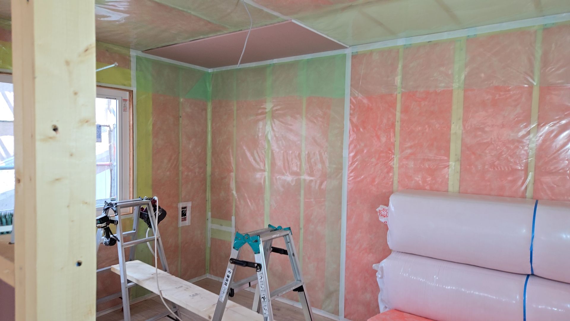 図面・仕様を確認しながら間違いのないよう工事を進めております。