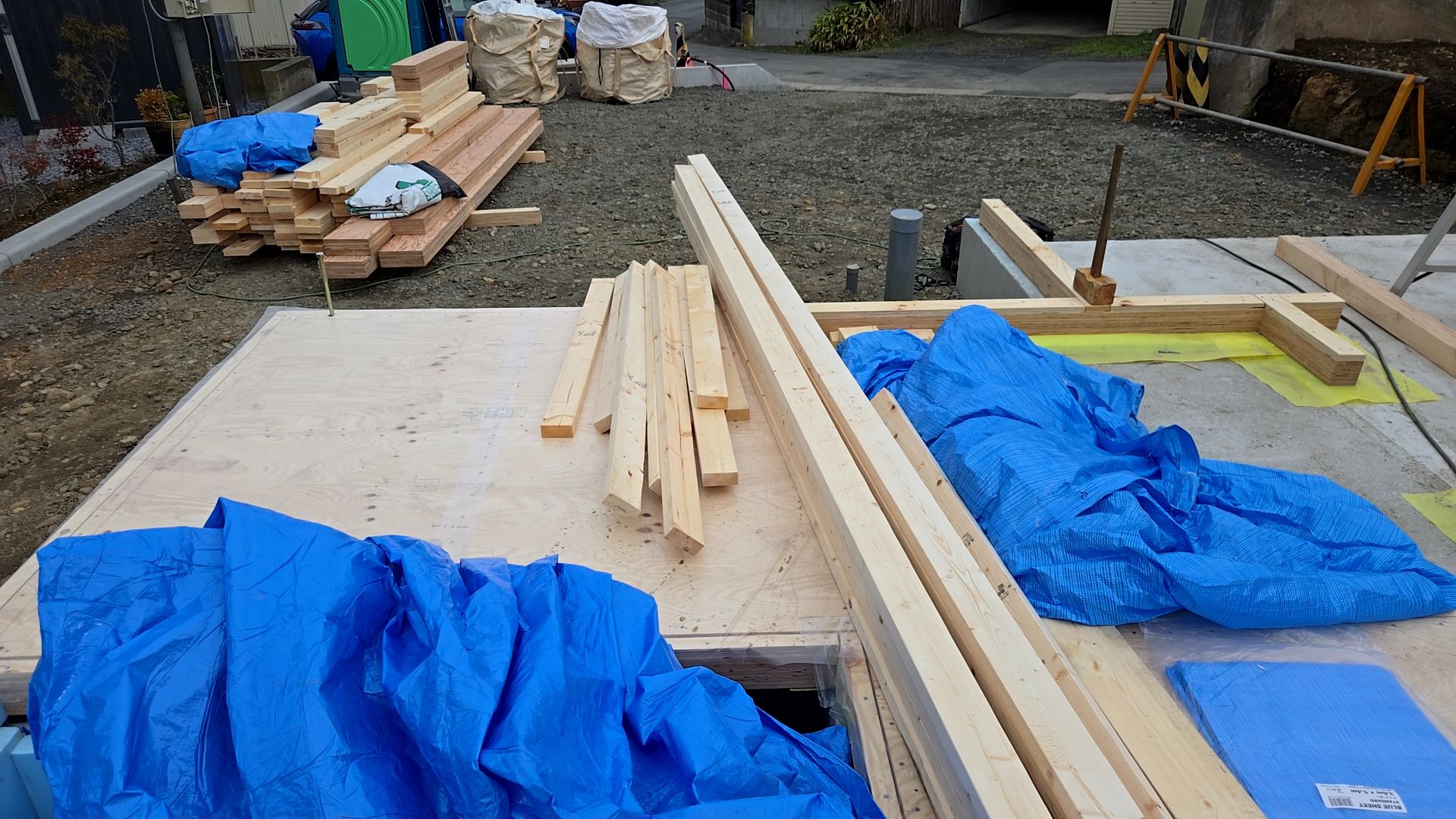 使用する部材に間違いのないよう、確認しながら作業を進めています。