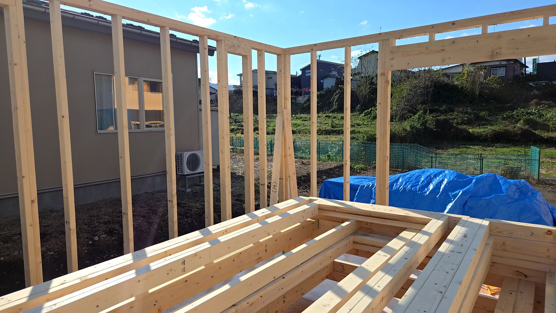 図面・仕様を確認しながら正確に壁組の施工を行っております。