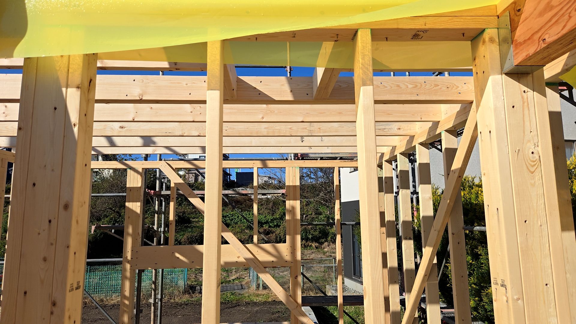 気密性を連続させるための黄色い先張りシートの施工も、丁寧に行っております。