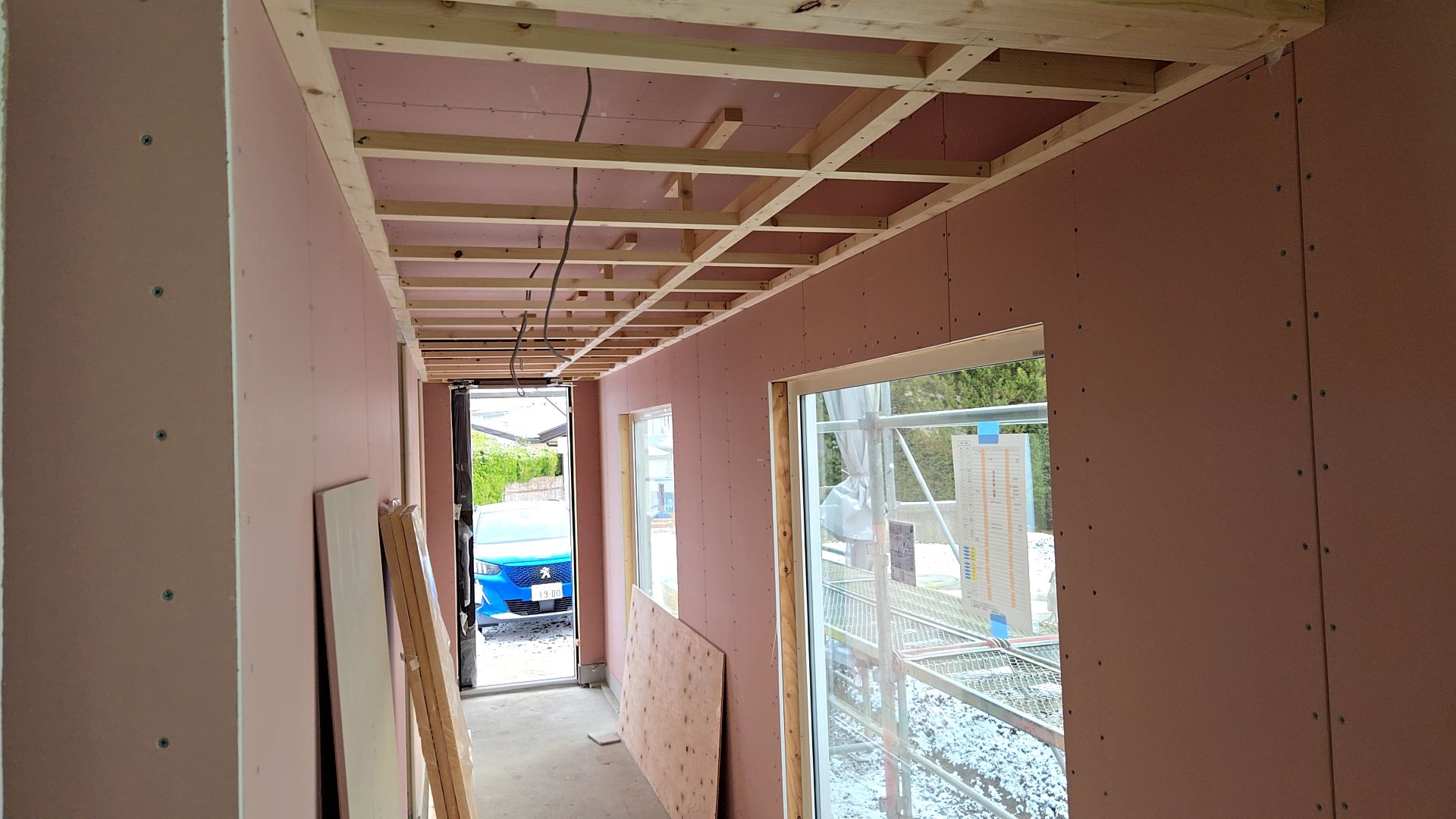 天井の下地組みが行われております。図面を確認し、下地の位置など正確に入れていきます。