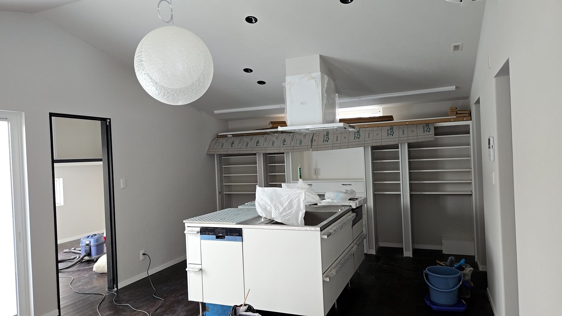 細部まで丁寧に清掃を行っています。