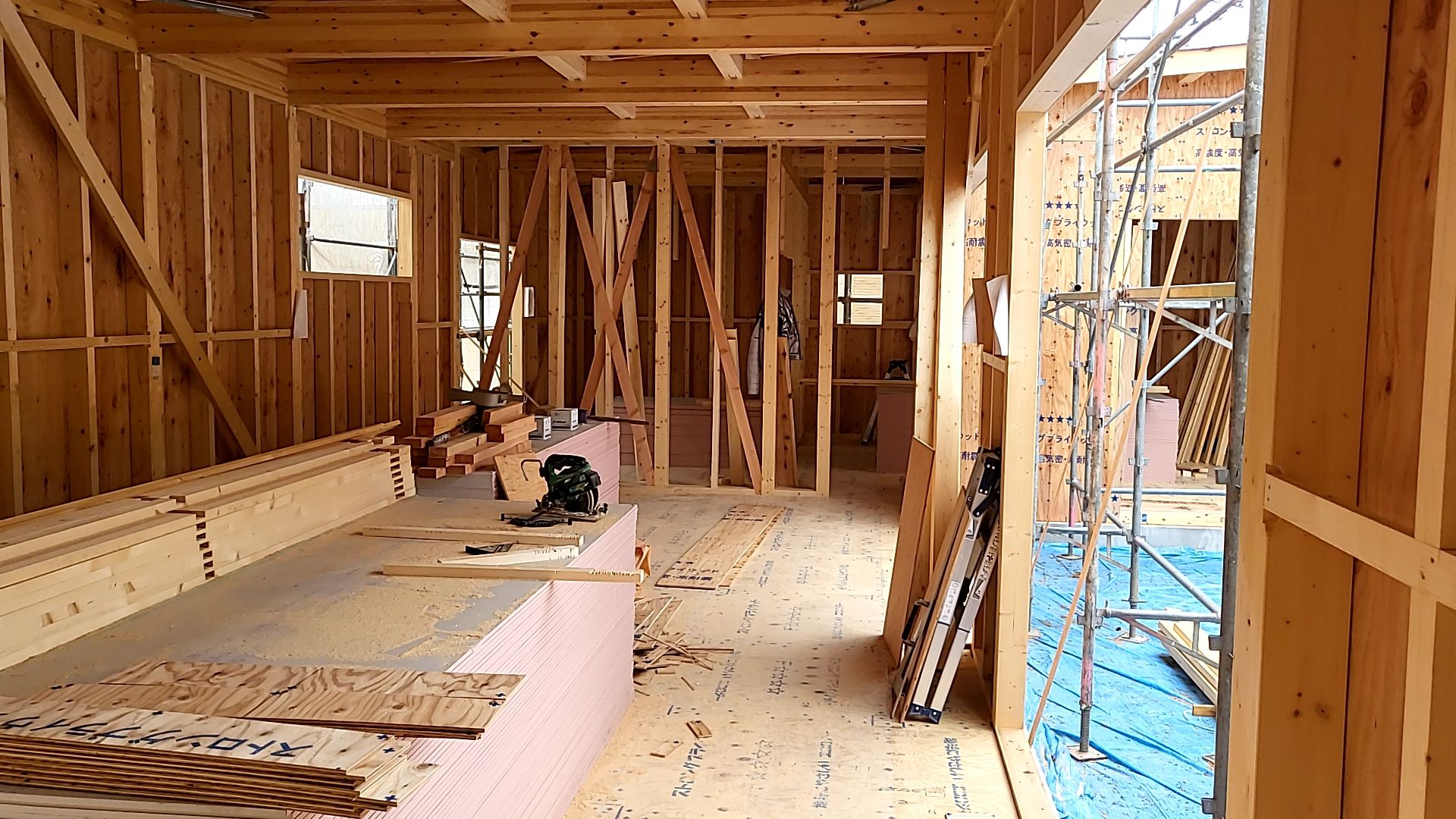 現場内をきれいに整頓し、怪我のないよう作業を進めております。