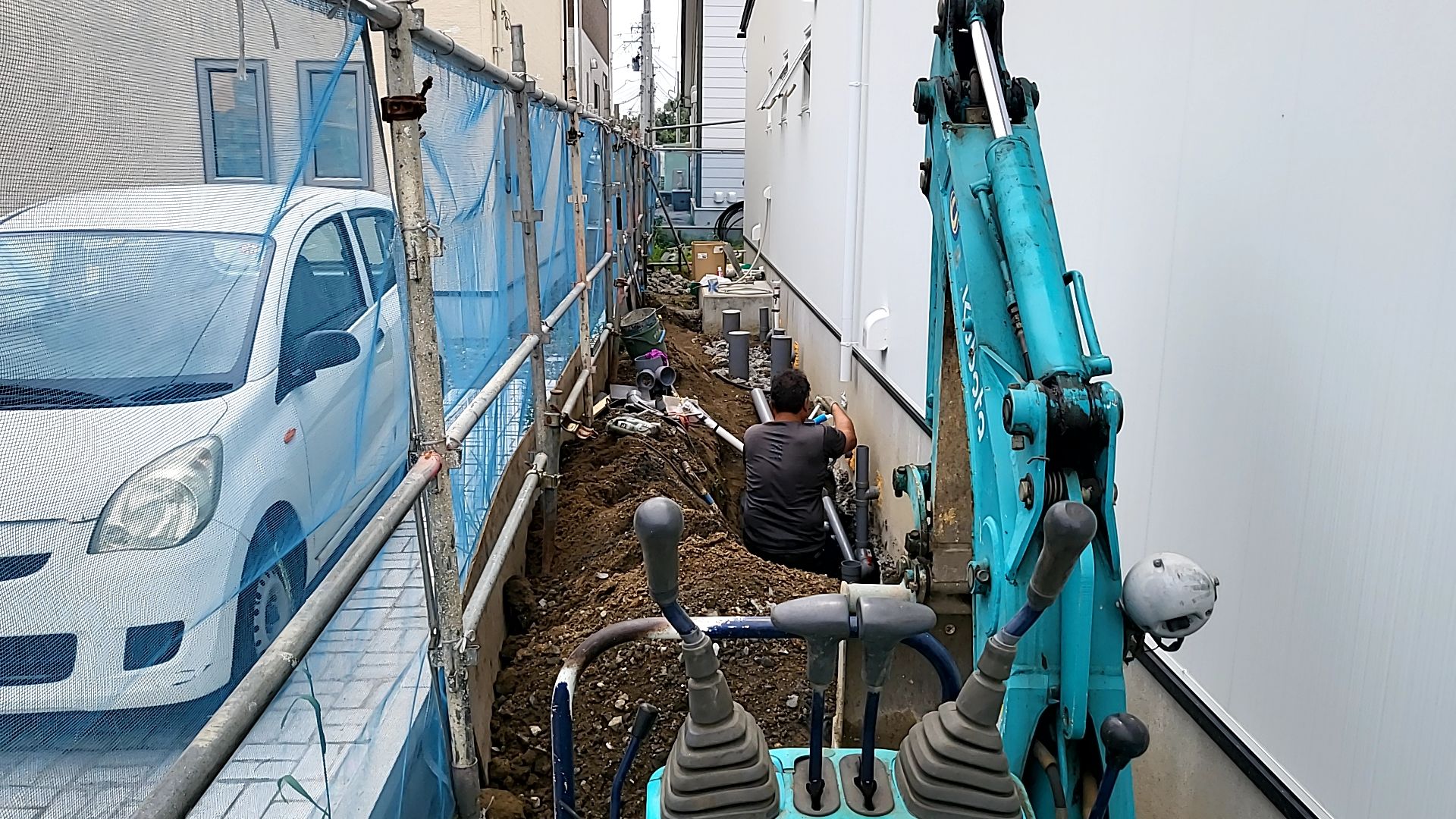 設備業者による外部配管工事も、引き続き進められております。