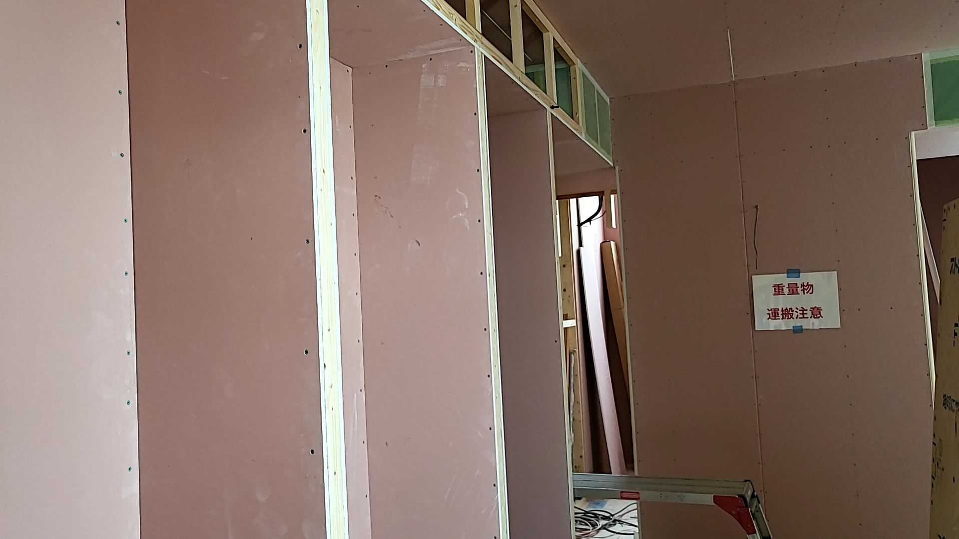 引き続き内部造作工事が進められている様子です。