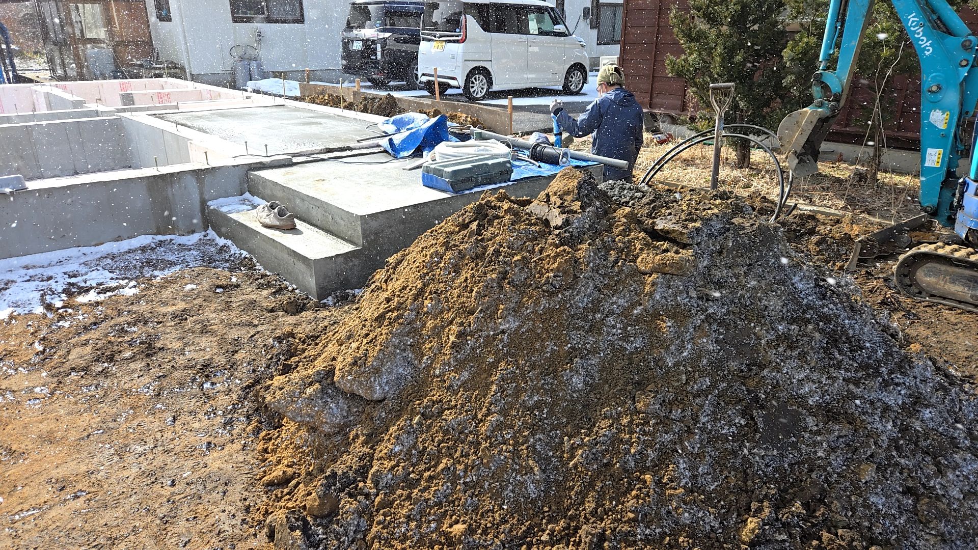 外部配管工事の様子です。