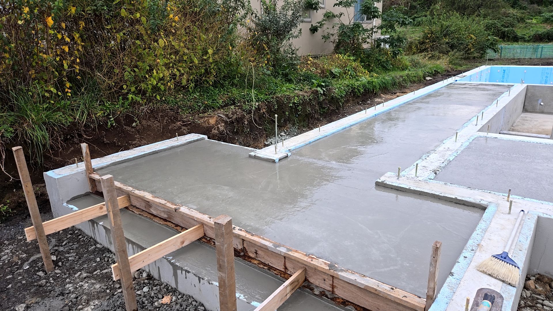 コンクリートの表面を丁寧にならしている様子です。