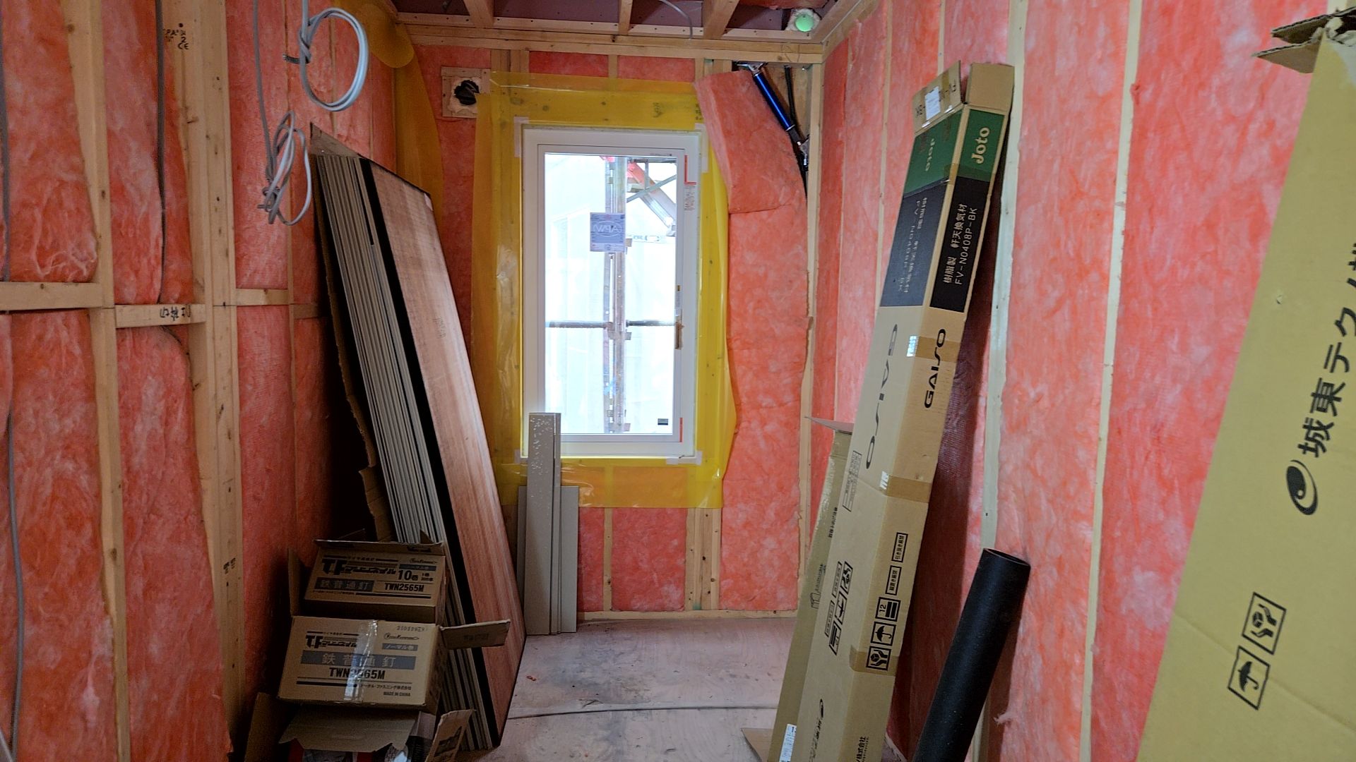 カットする際は斜めにならないよう注意し、隙間のないよう断熱材を充填しております。