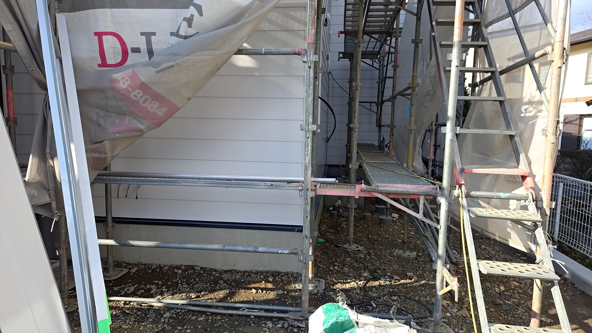 外壁貼りが引き続き行われております。キズや汚れが付かないよう十分に注意しながら作業を進めております。