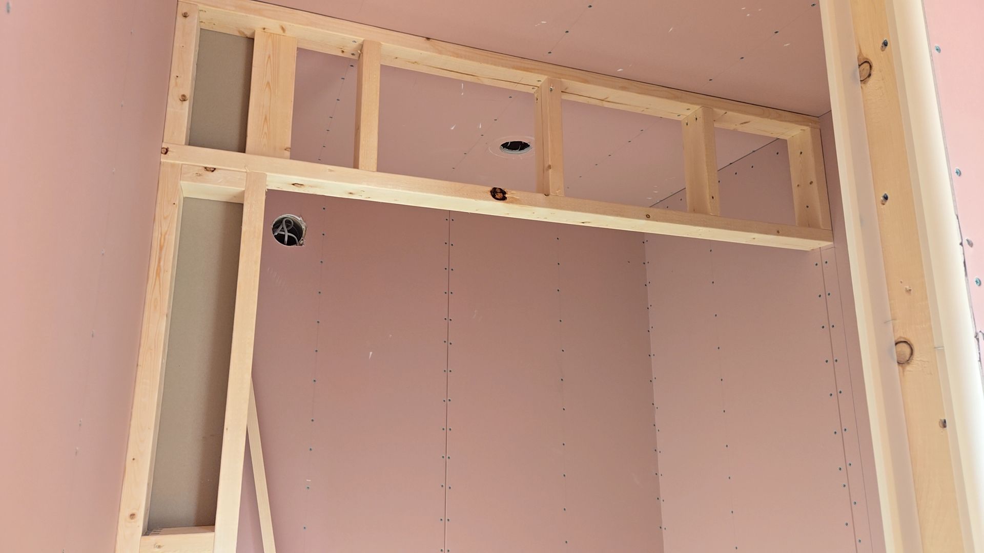 図面を確認しながら、下地の位置などに注意し造作工事を行っています。