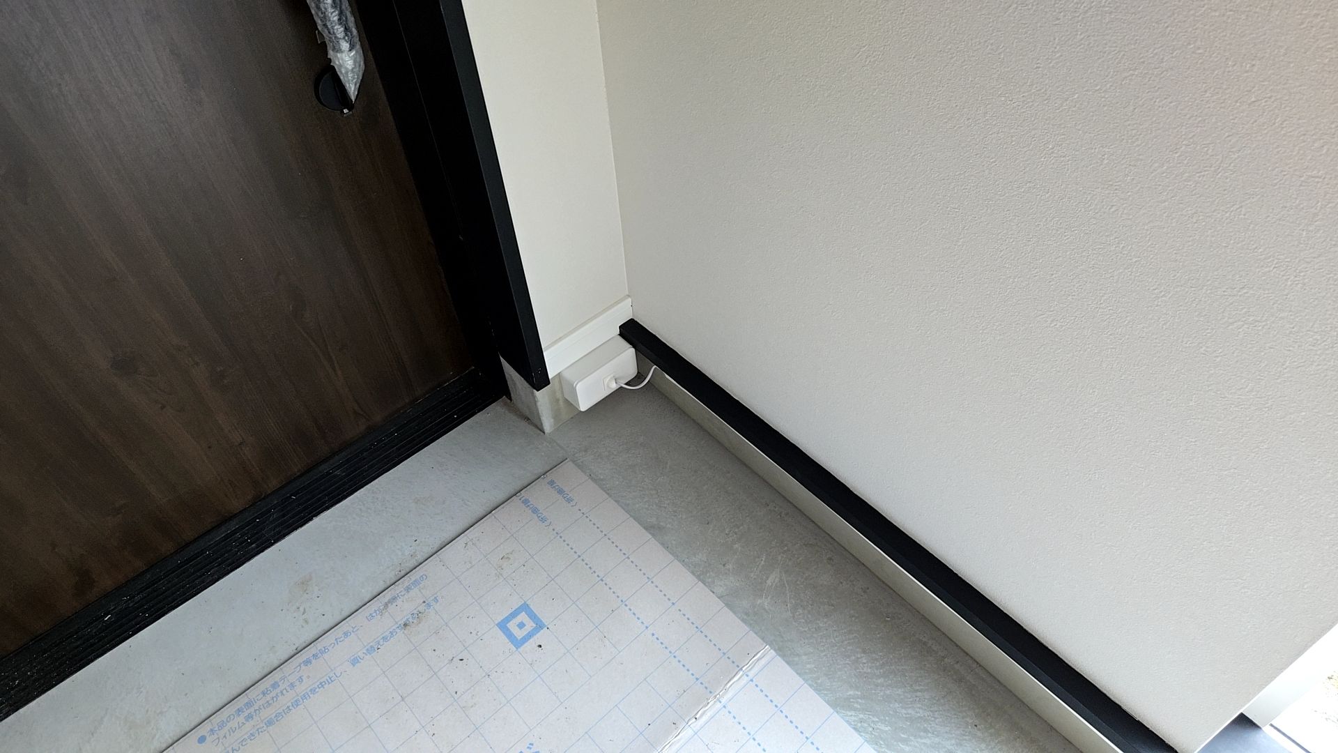 電気業者による照明器具の取り付けが行われております。こちらは、土間部分のテープライトです。いい雰囲気の空間になりそうですね！