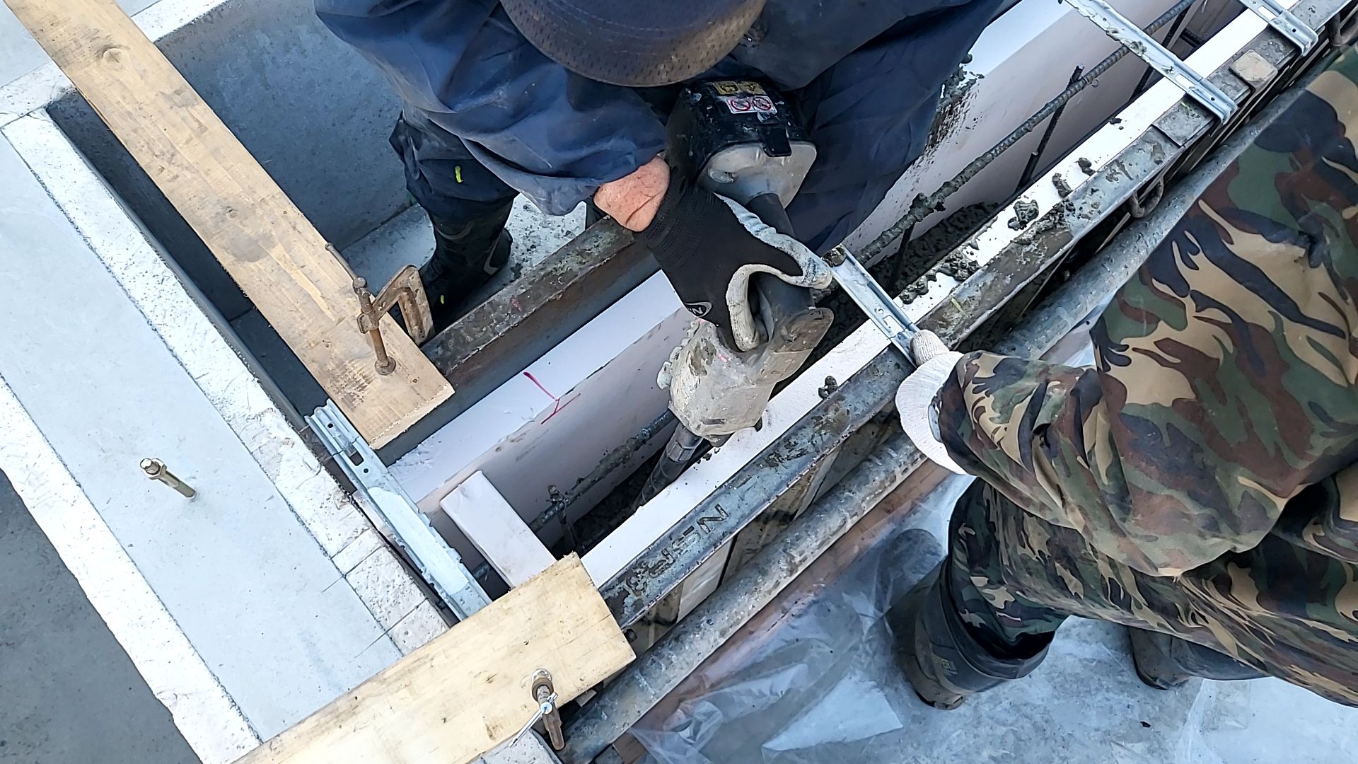 基礎の内部に空隙などが起きないようにバイブレーターをかけ施工していきます。