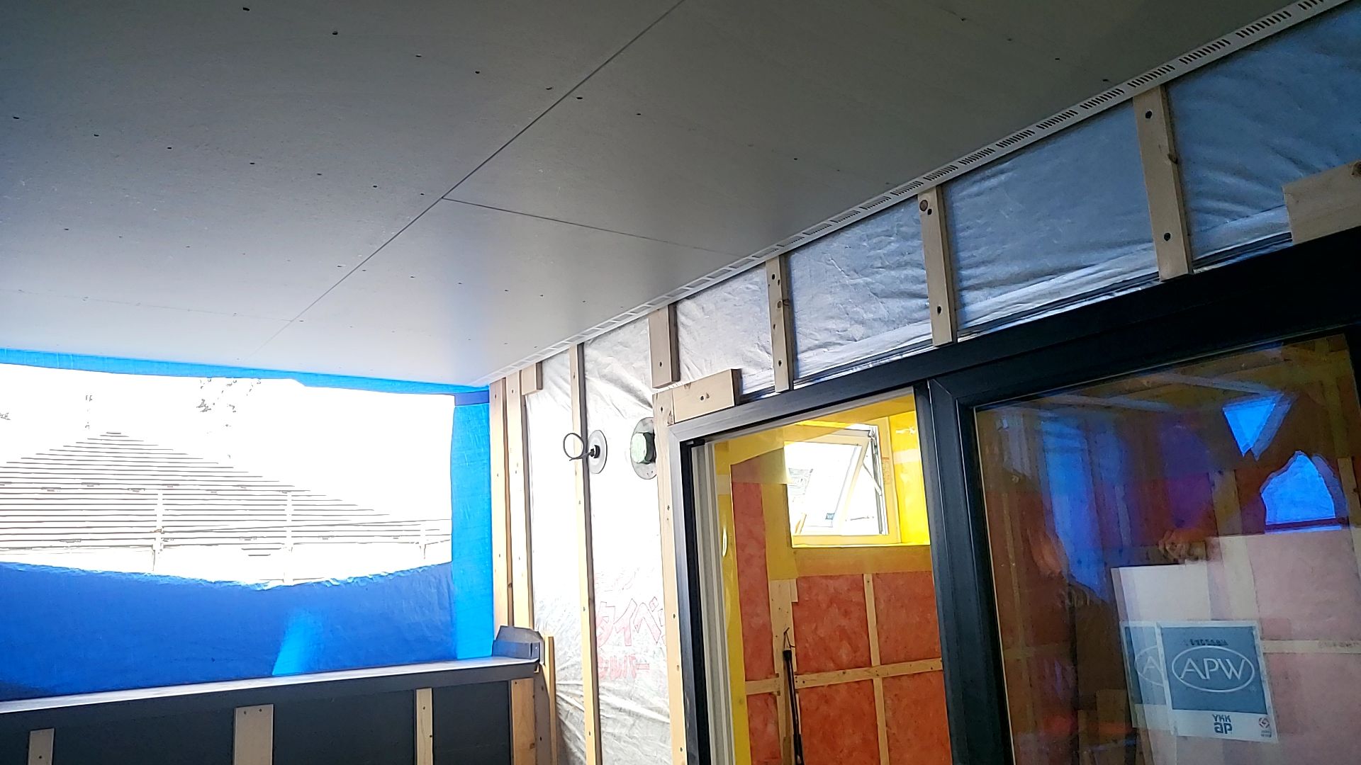 ベランダ天井の軒天張り工事が行われている様子です。