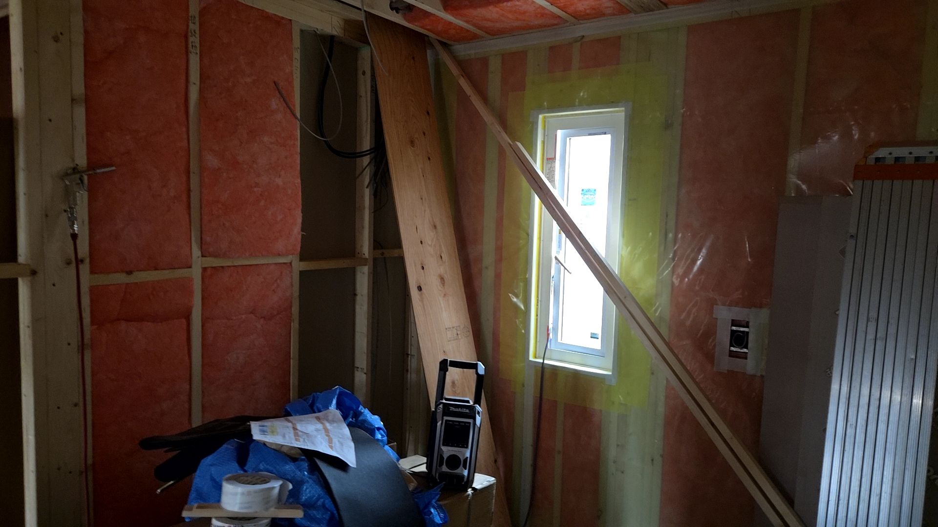 断熱材の充填も引き続き行われております。隙間のないよう丁寧に作業をすすめています。