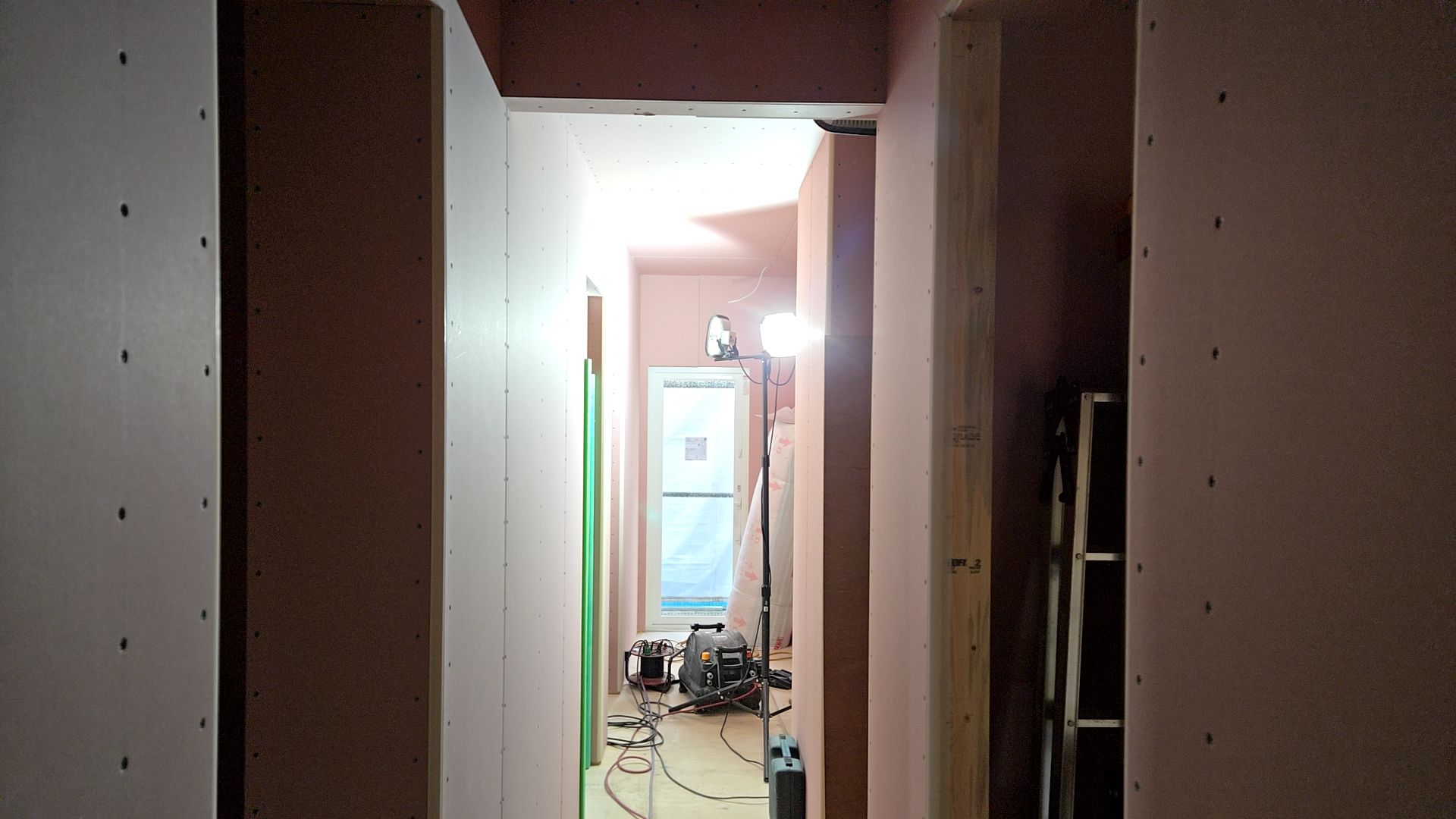 傷を付けないよう施工の際には十分気を付けて作業しています。