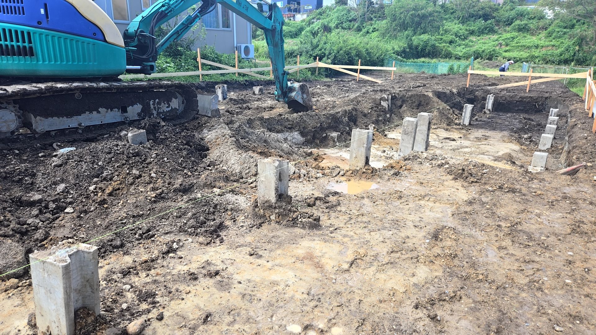 基礎の地盤面からの深さ、通りを確認しながら作業を進めています。