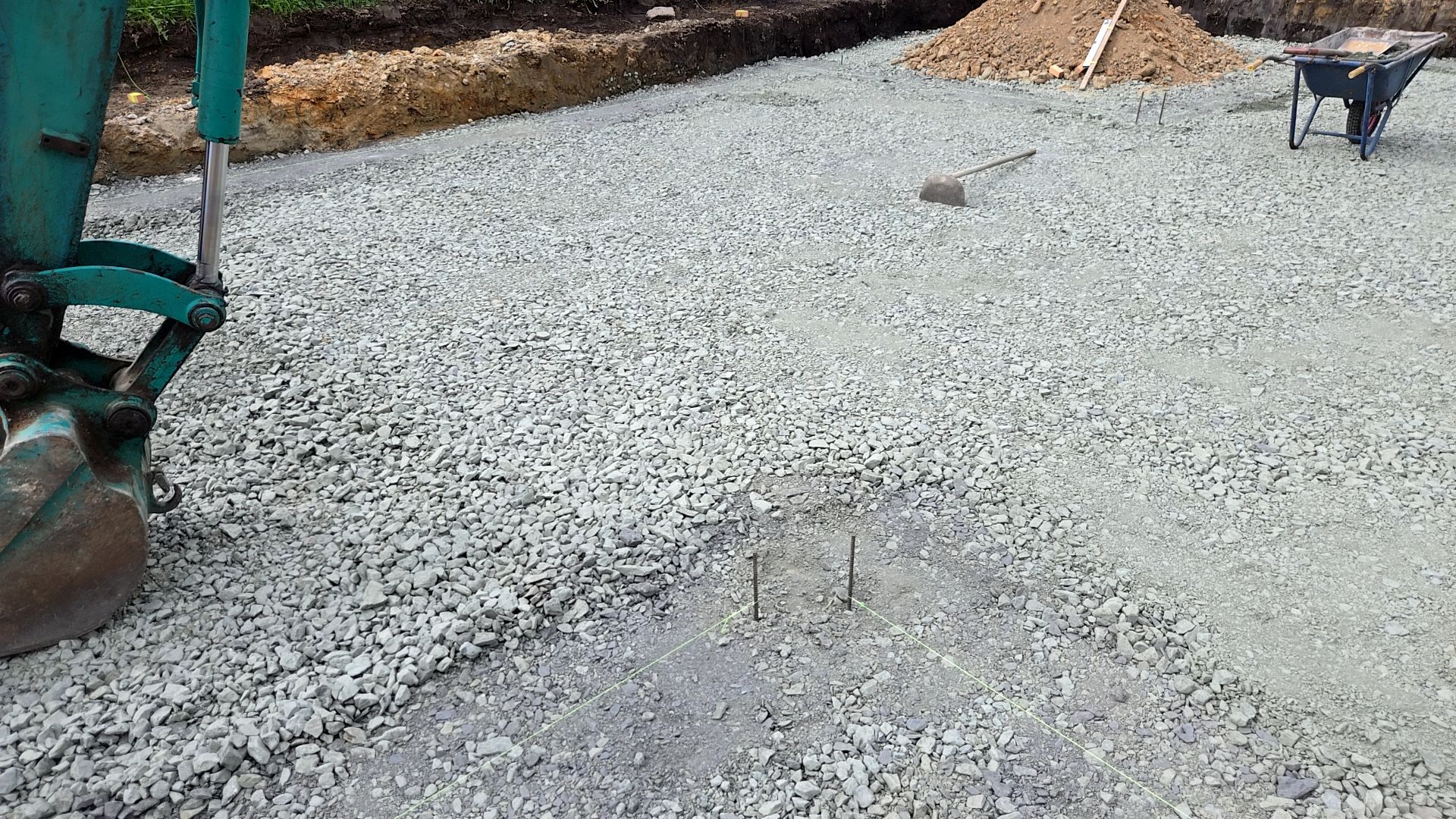 低盤の不陸調整が行われている様子です。