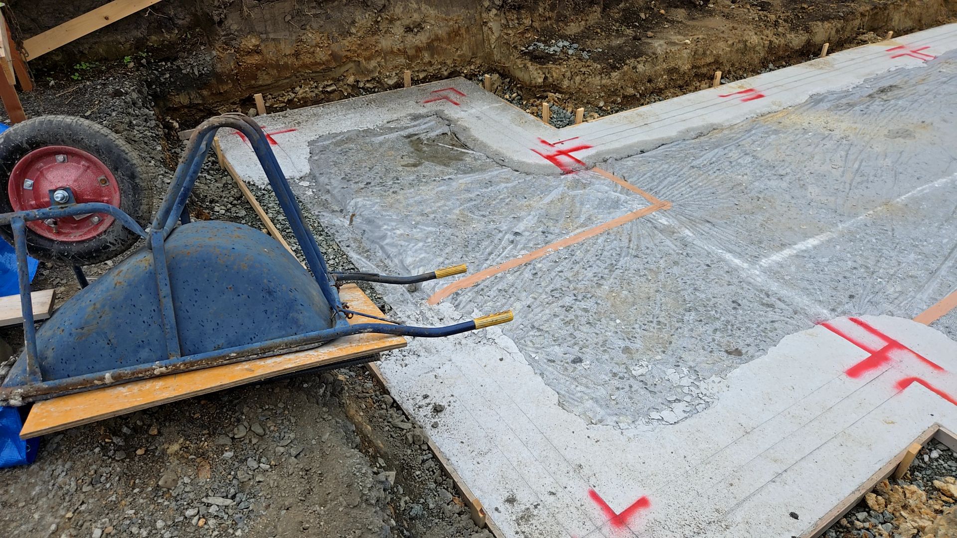 図面を確認し、正確に墨出しを行っております。