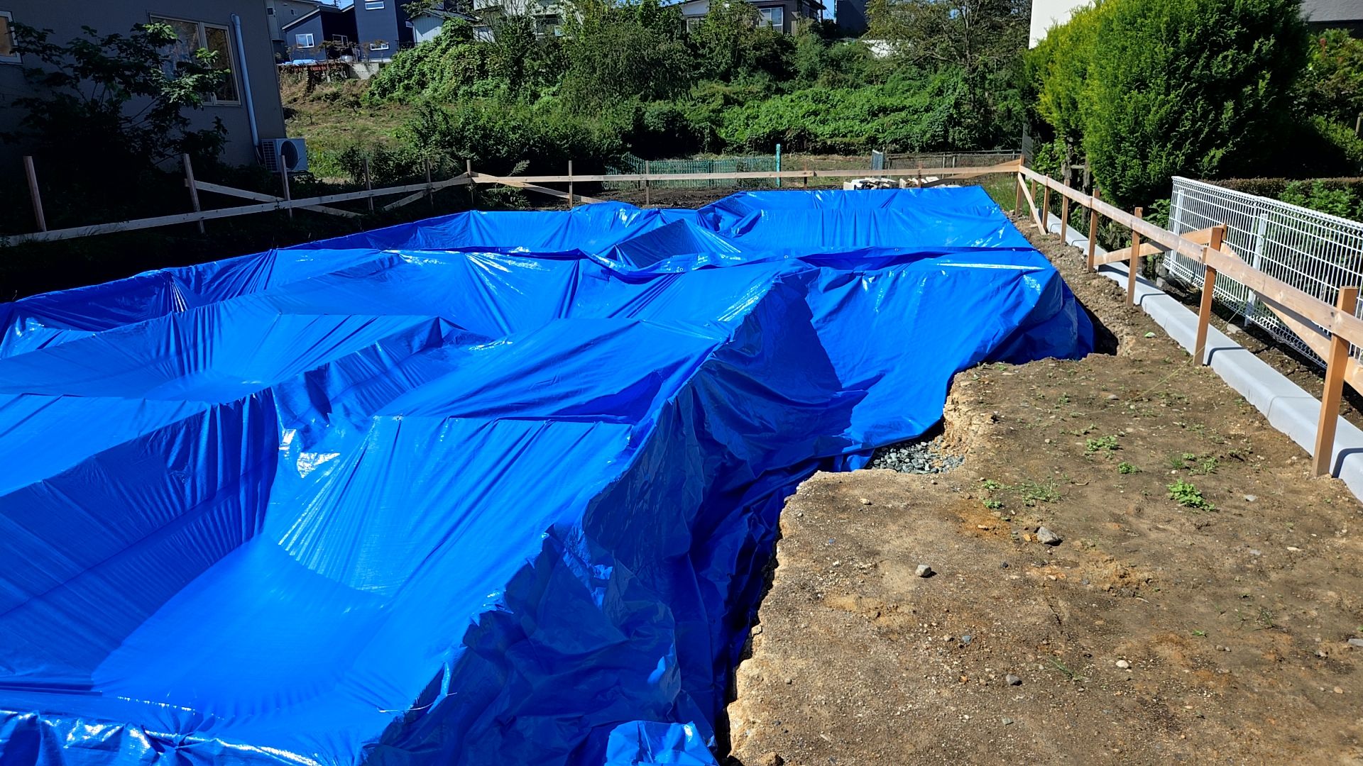 ブルーシートをかけ、きちんと養生しております。