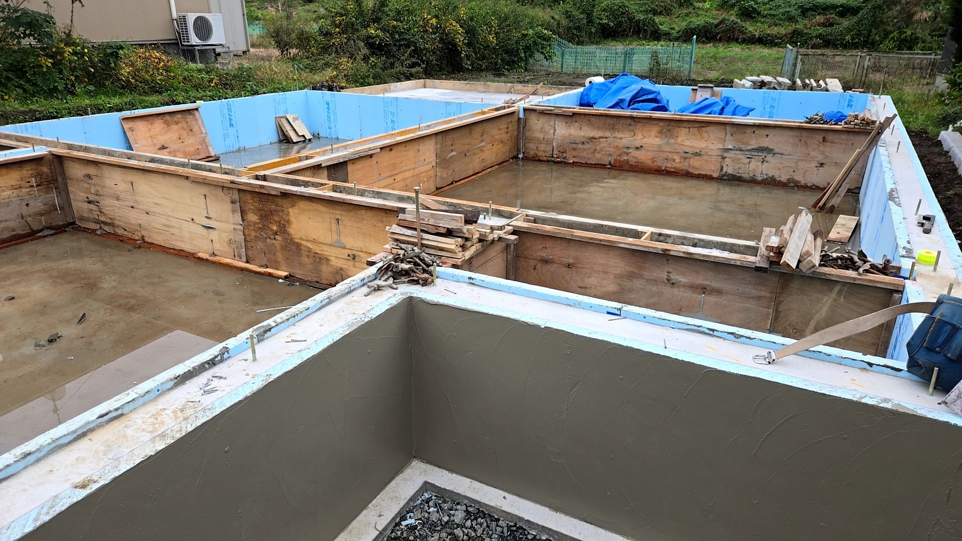 型枠解体後断熱材を保護するためにメッシュを張りモルタルを塗っていきます。