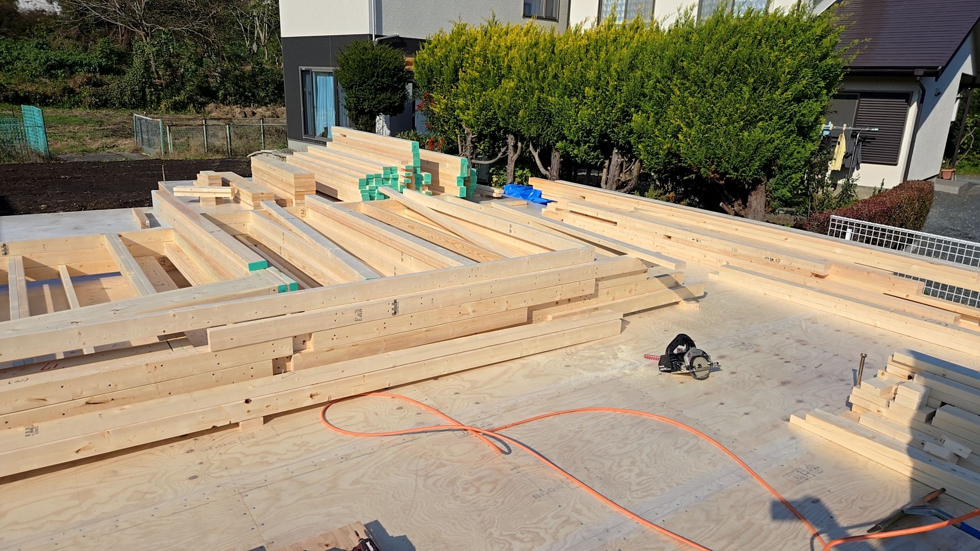 使用する釘の位置・間隔に注意しながら、施工を行っています。