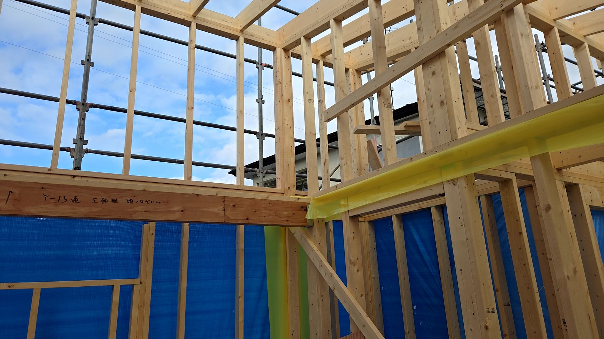 高所作業が続いております。引き続きヘルメットと高さによってはハーネスの着用をし、安全対策をしっかりと行っております。