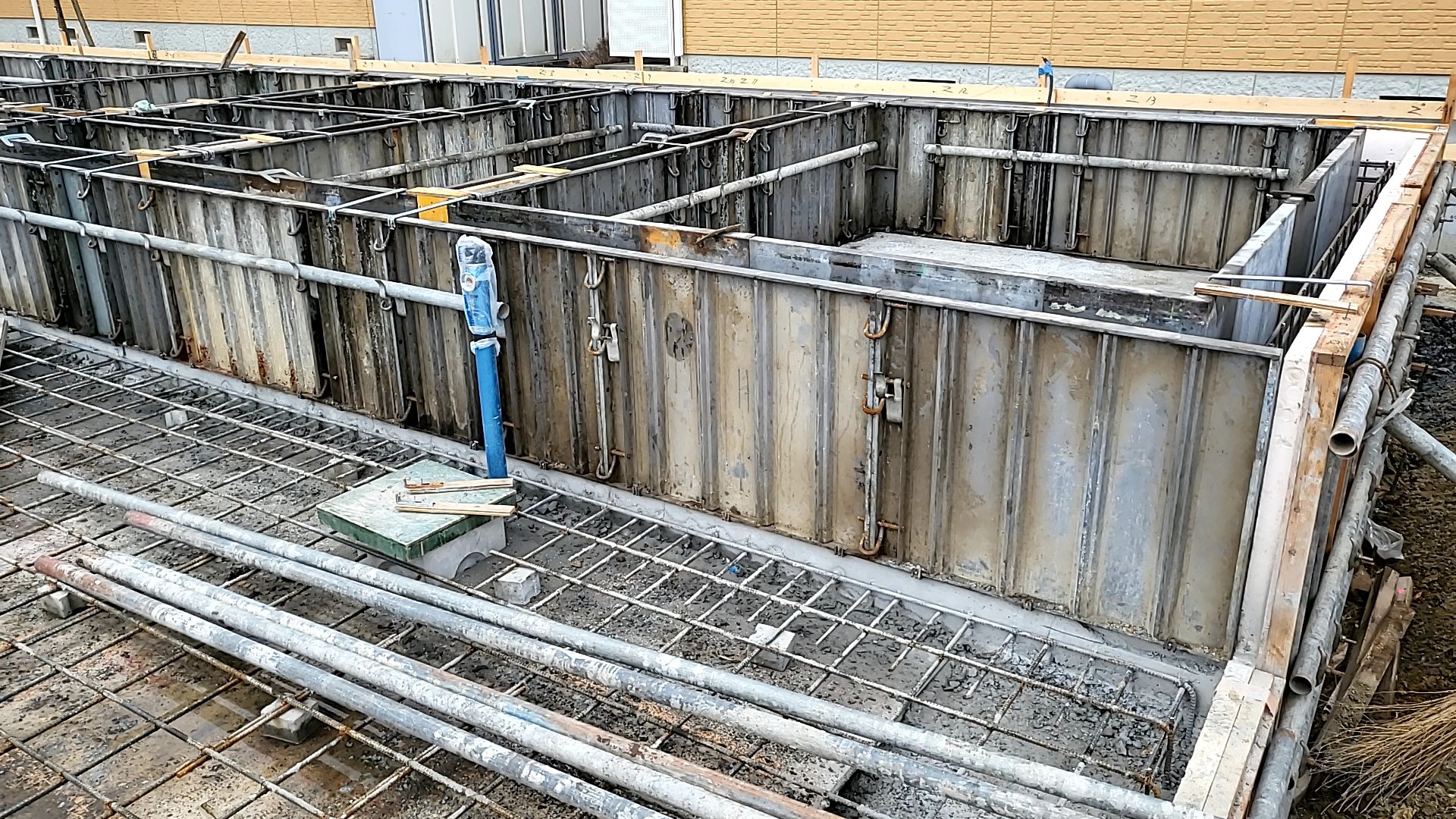 安全対策に十分注意しながら作業を進めております。