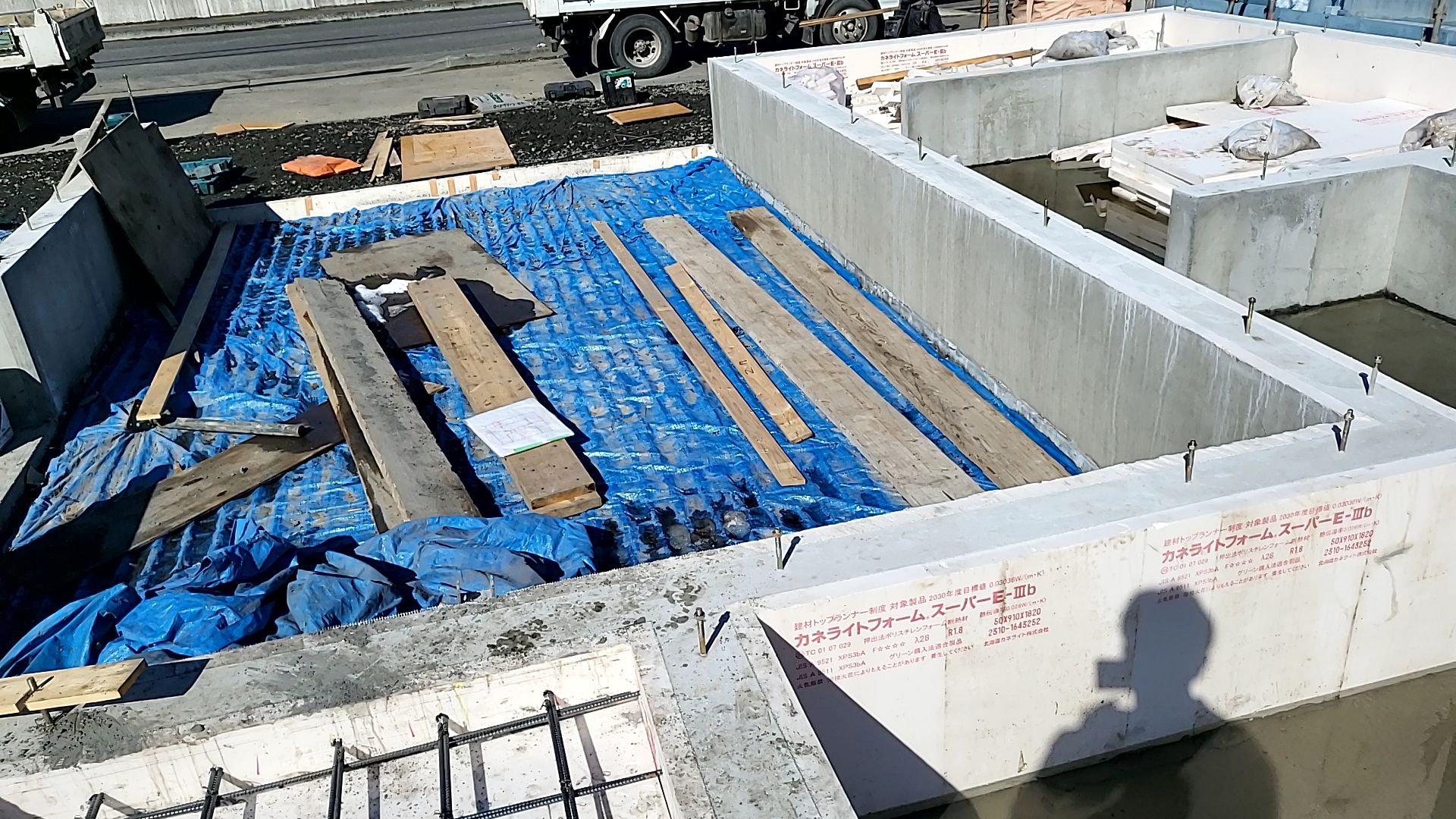 鉄筋の間隔やコンクリートのかぶり厚さなどに注意して施工しております。