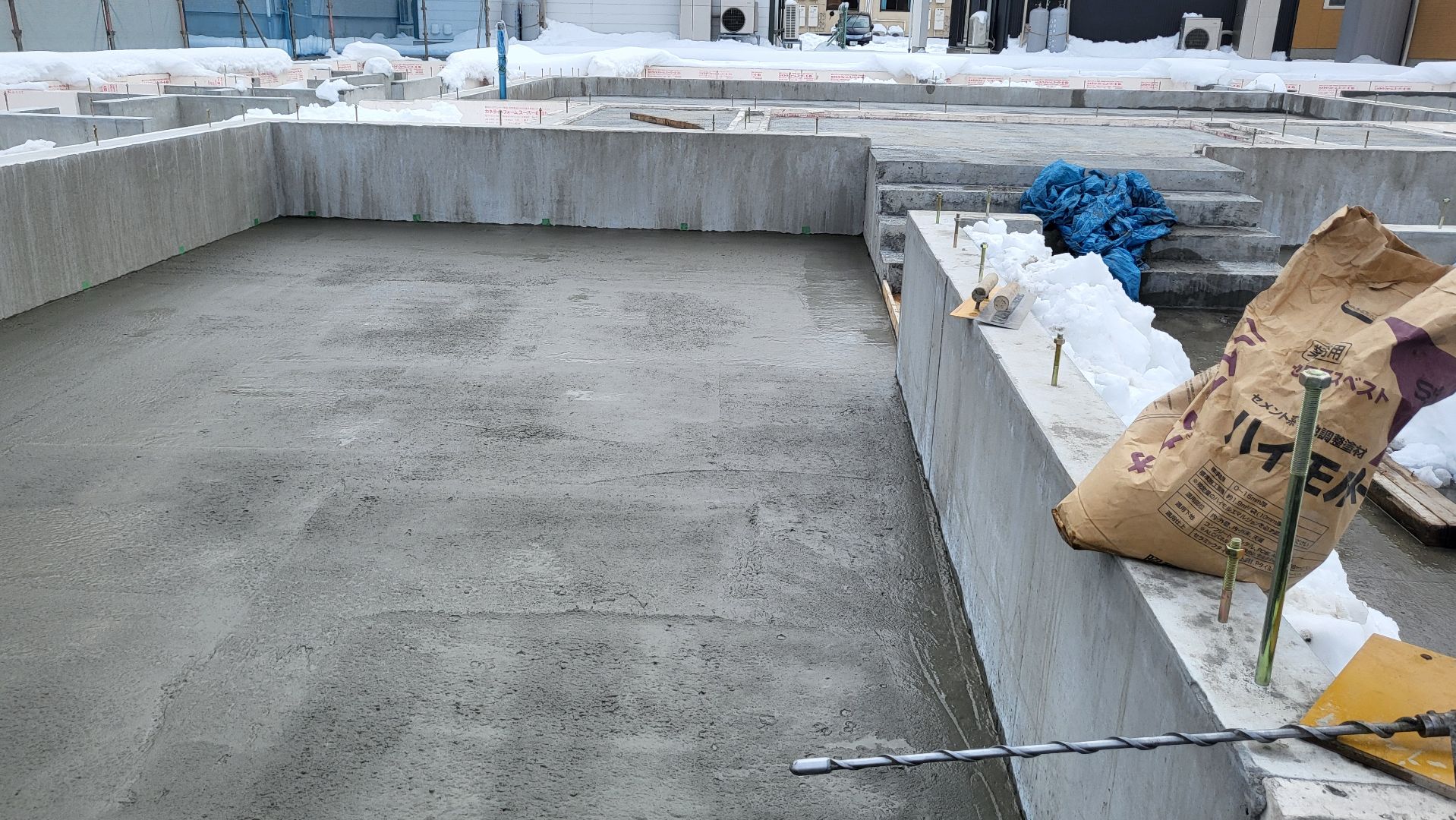 駐車場部分の土間コンクリート打設が行われた様子です。