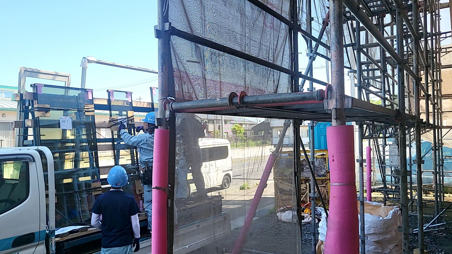 ガラスの搬入が行われております。