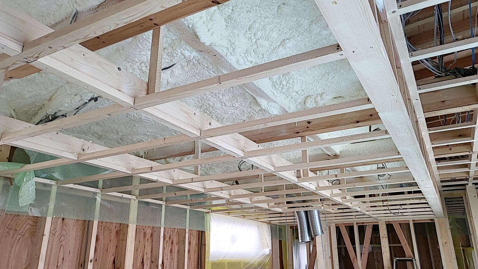 断熱業者による吹き付け工事が行われております。