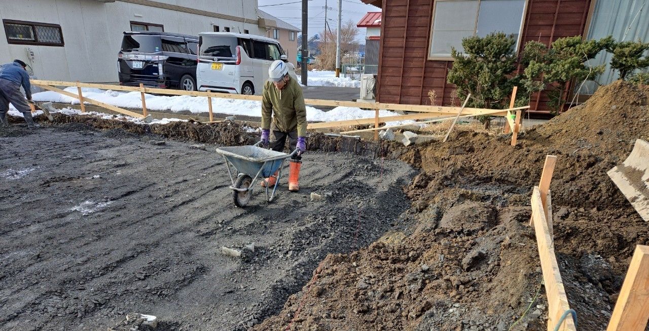 低盤の高さを確認し、高さの足りないところに砕石を充填し、厚さを整えていきます。