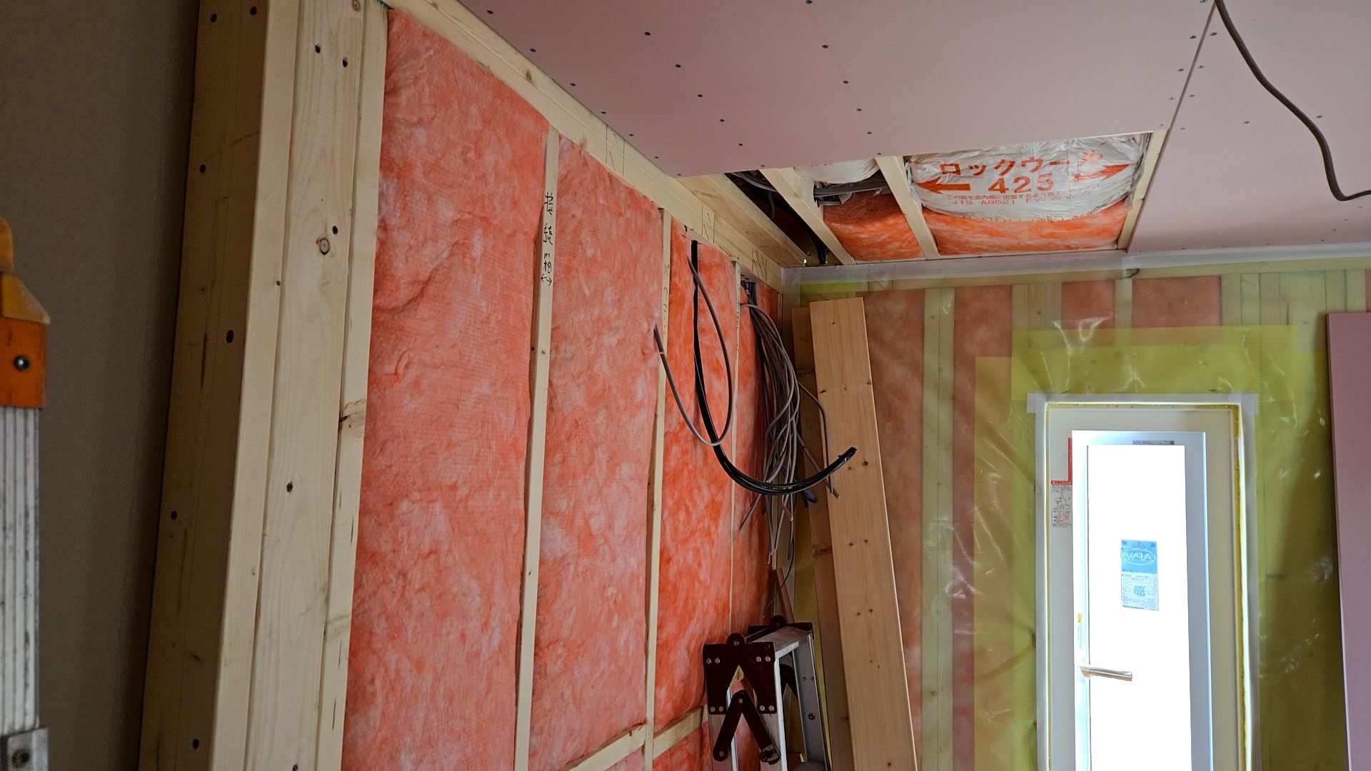 2階の壁・ボード張りの様子です。