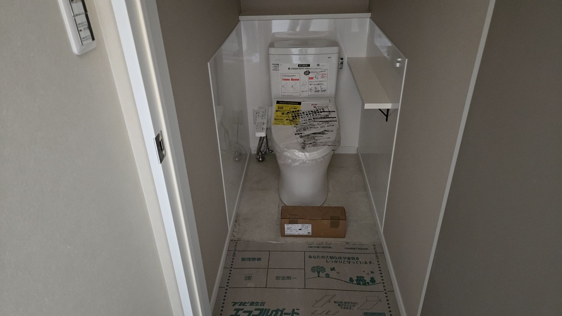 設備業者による洋風便器が取り付けられました。