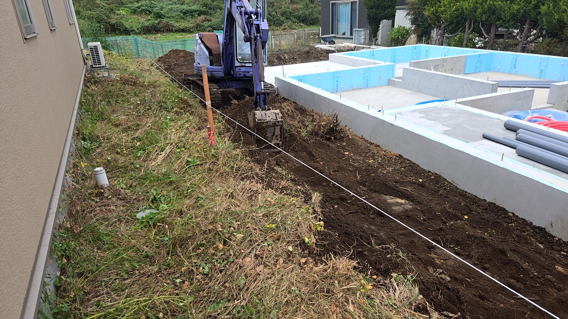 設備業者によるスリーブ工事が行われている様子です。配管の深さ・位置・基礎の貫通部に注意して施工しています。