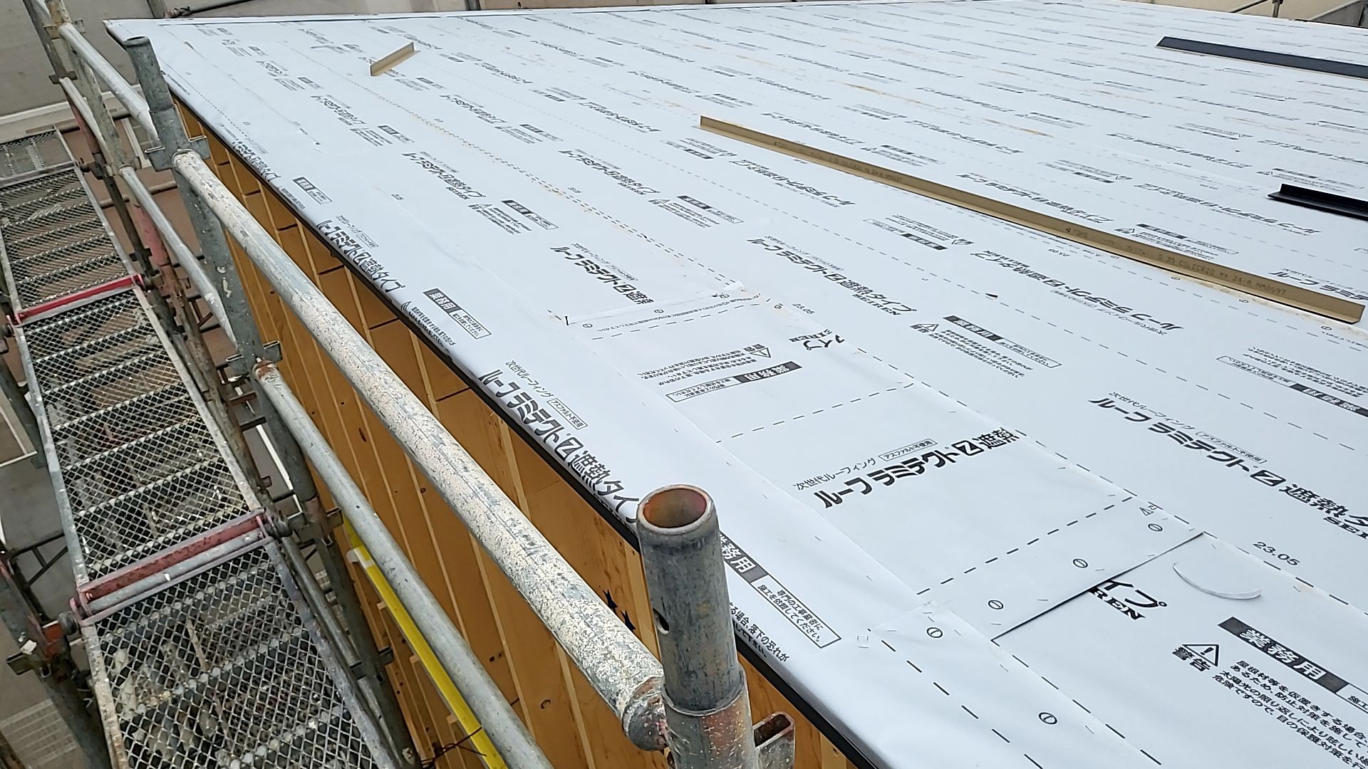 屋根の板金葺きが行われている様子です。